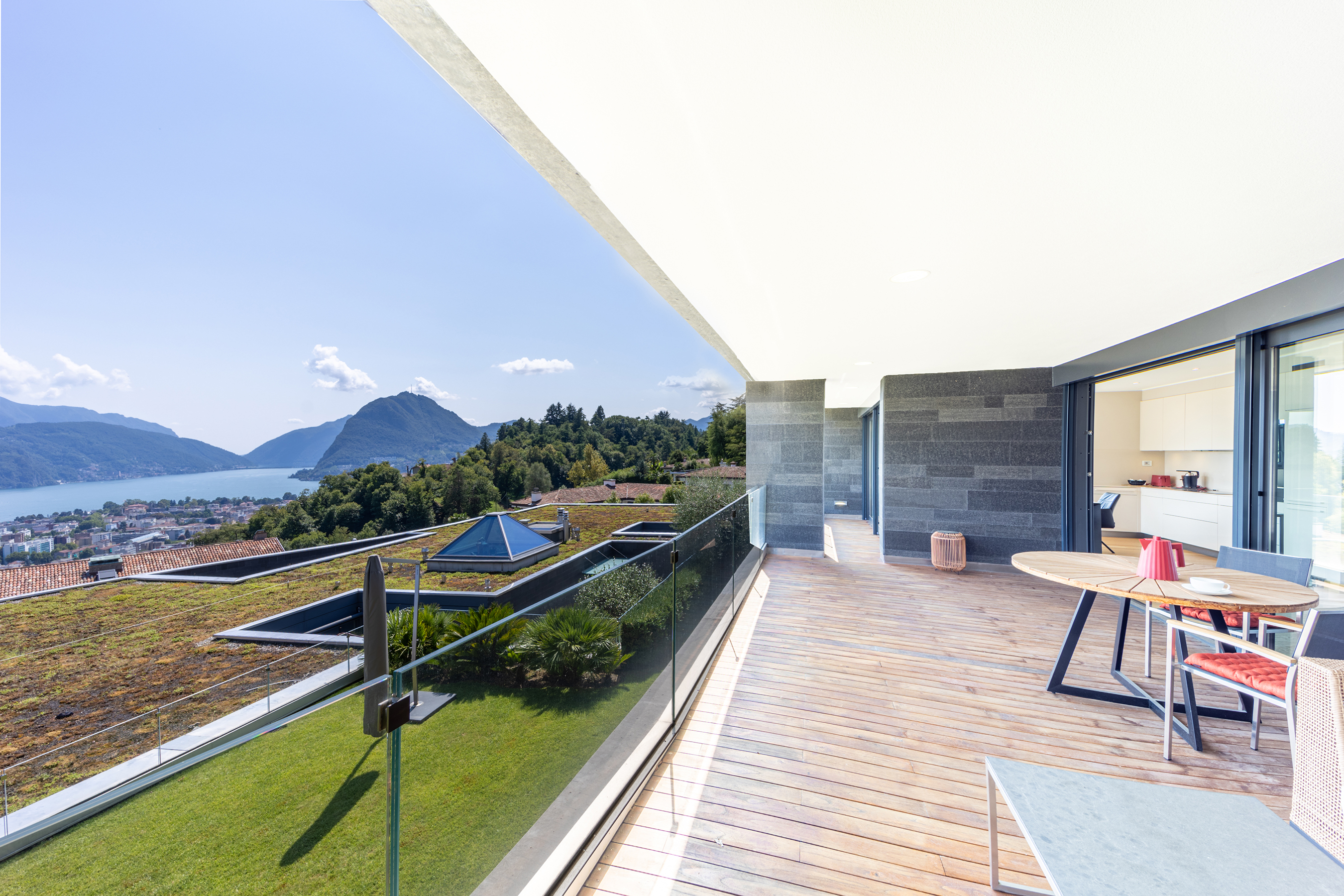 Balkon mit Berg- und Seeblick