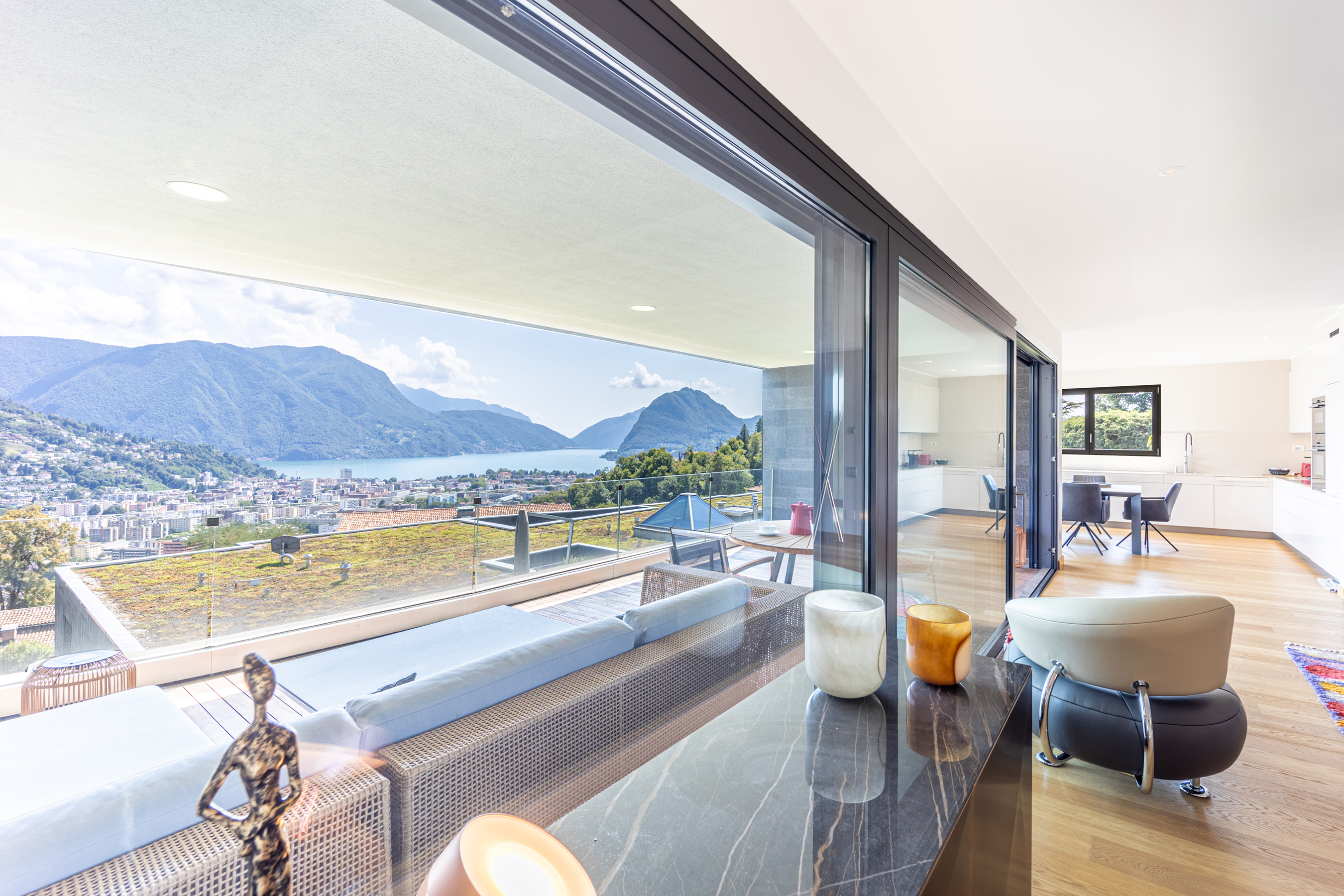 Offener Wohnbereich mit Panoramablick auf See und Berge