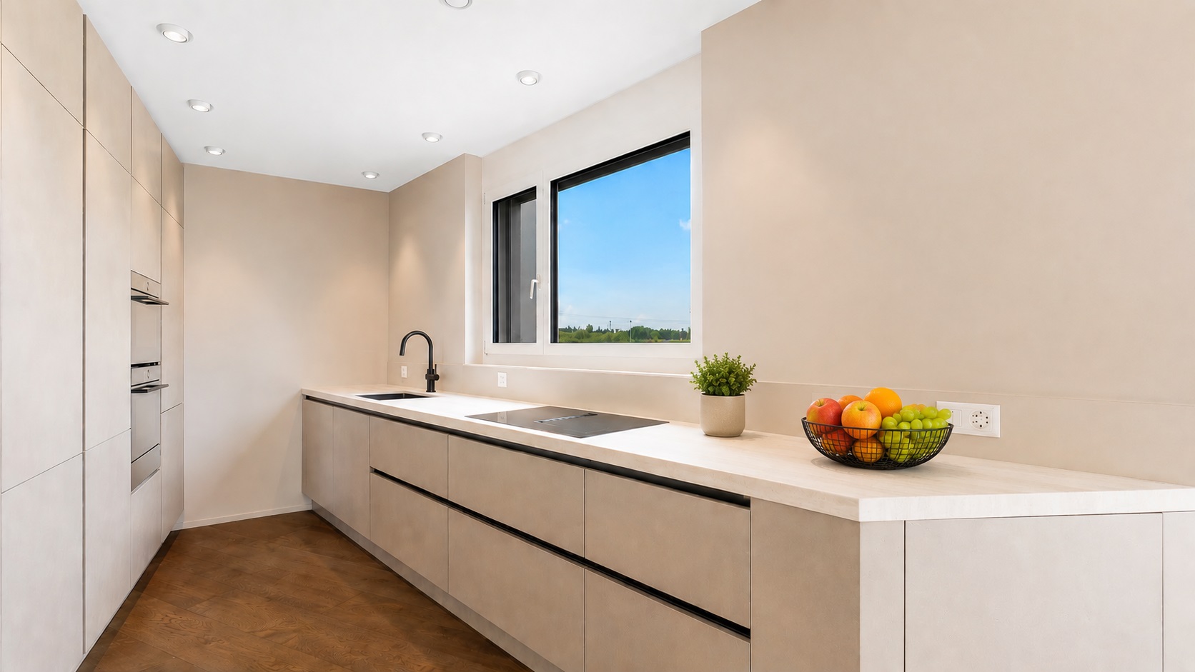 Moderne helle Küche mit Naturblick