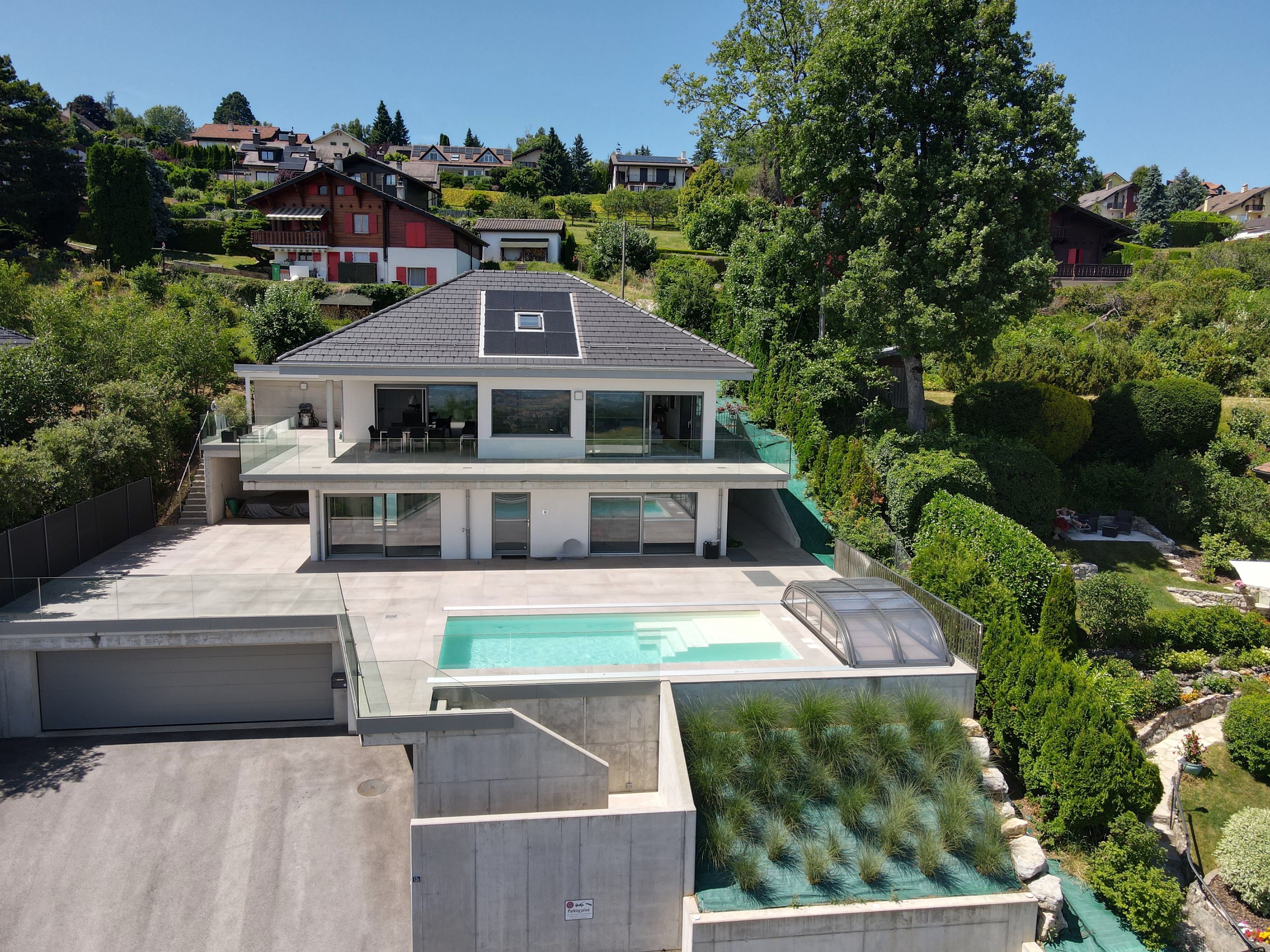 Moderne Villa mit Poolterrasse im Grünen