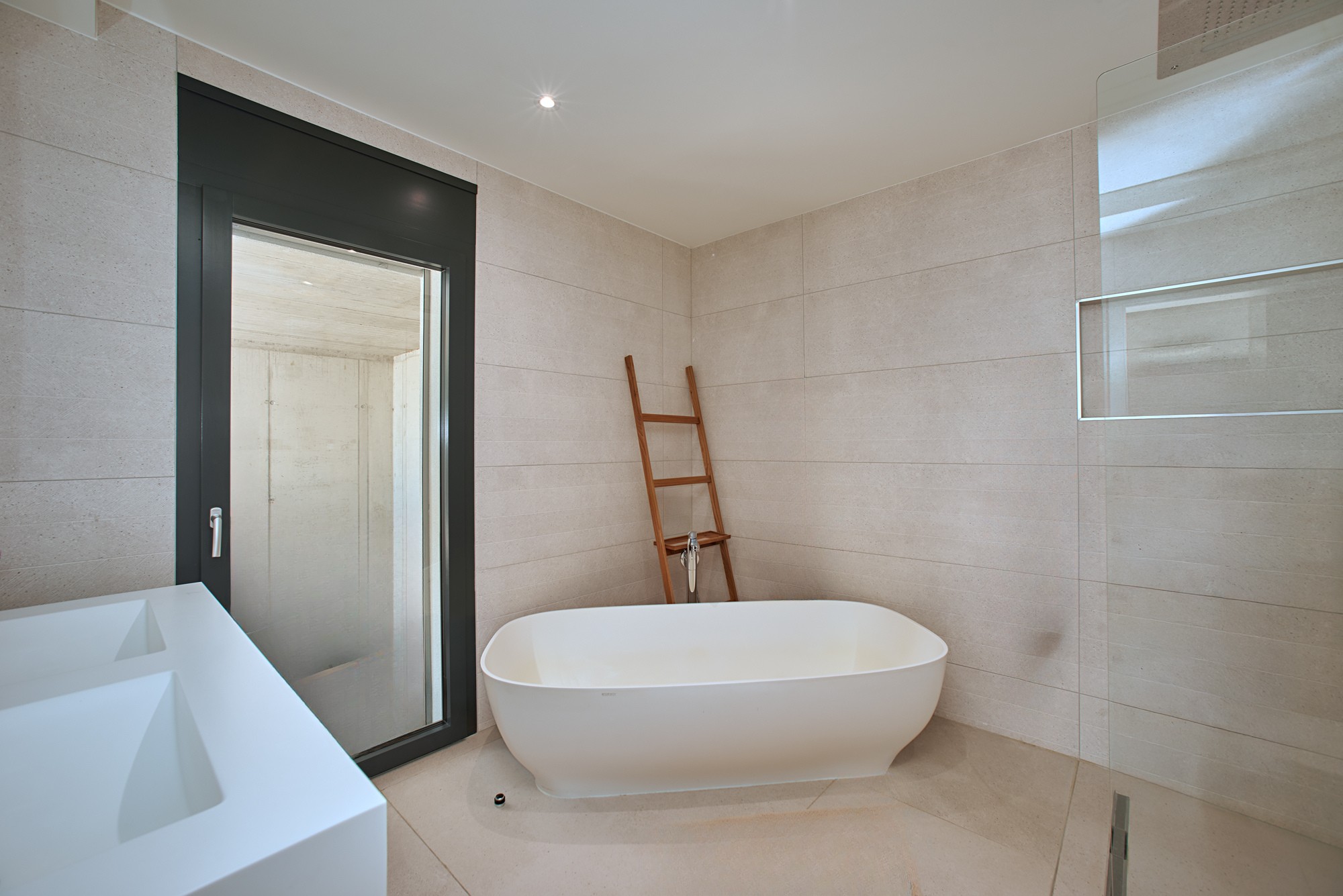 Modernes Badezimmer mit freistehender Badewanne