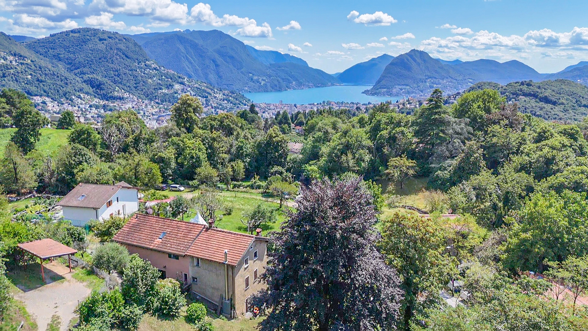 Luftaufnahme mit Seeblick und Bergpanorama