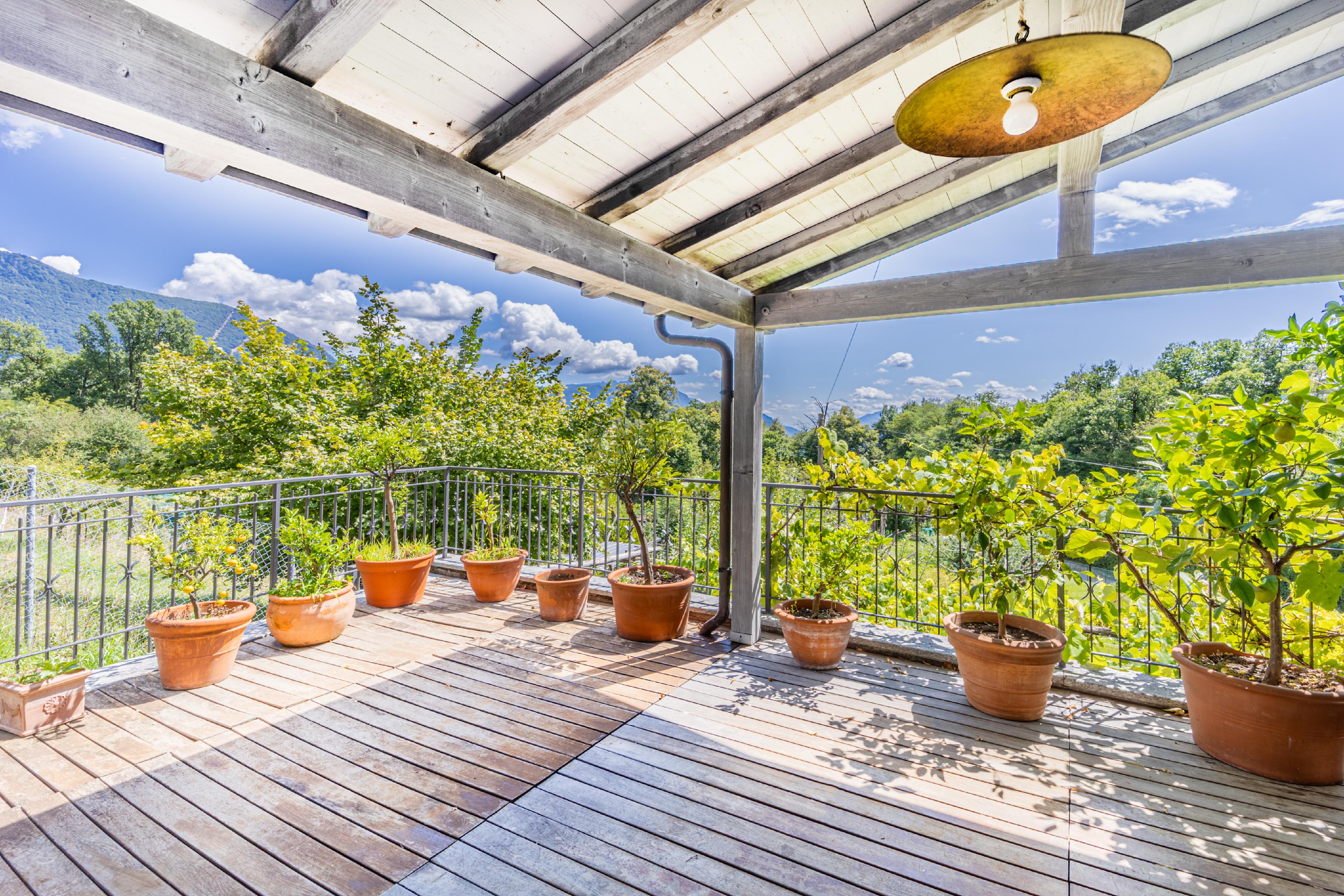 Überdachte Terrasse mit Bergblick