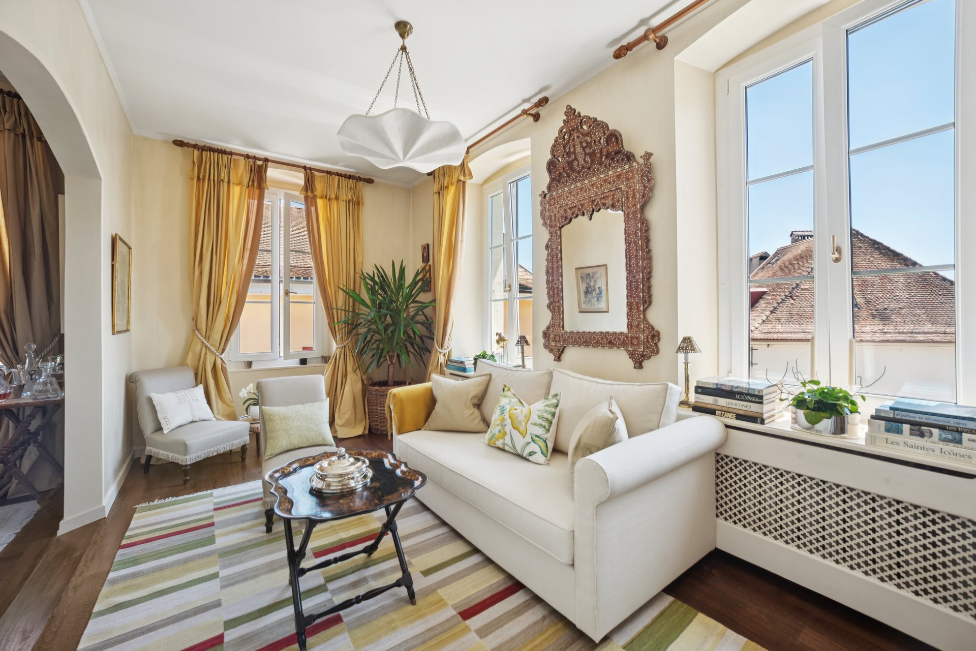 Eleganter Wohnraum mit großen Fenstern