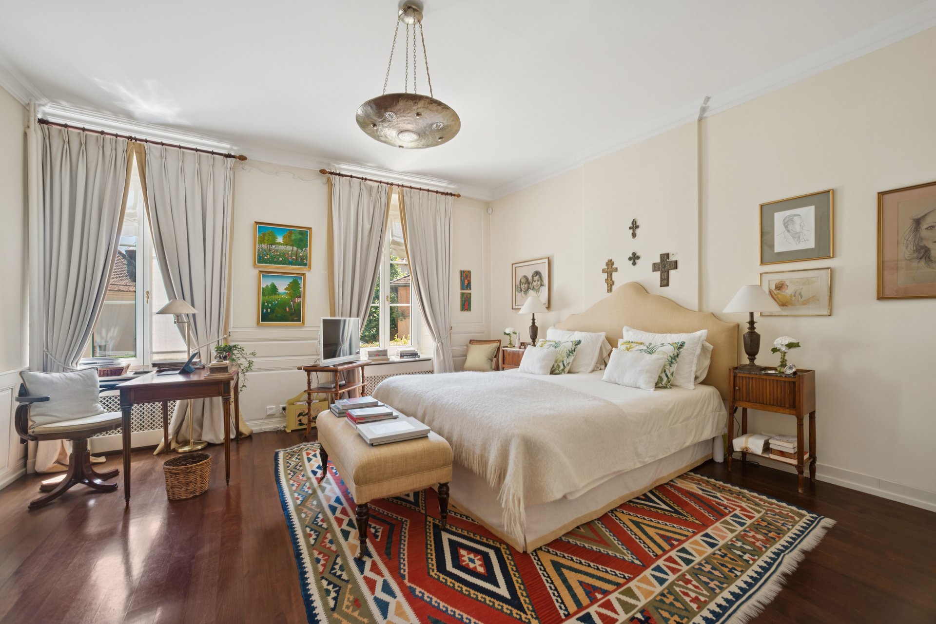 Helles Schlafzimmer mit klassischer Einrichtung