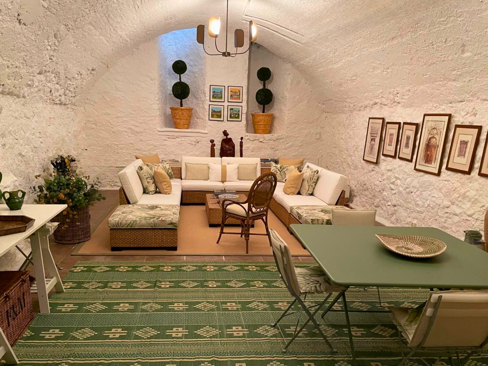 Gemütlicher Keller- oder Lounge-Bereich mit rustikalem Ambiente