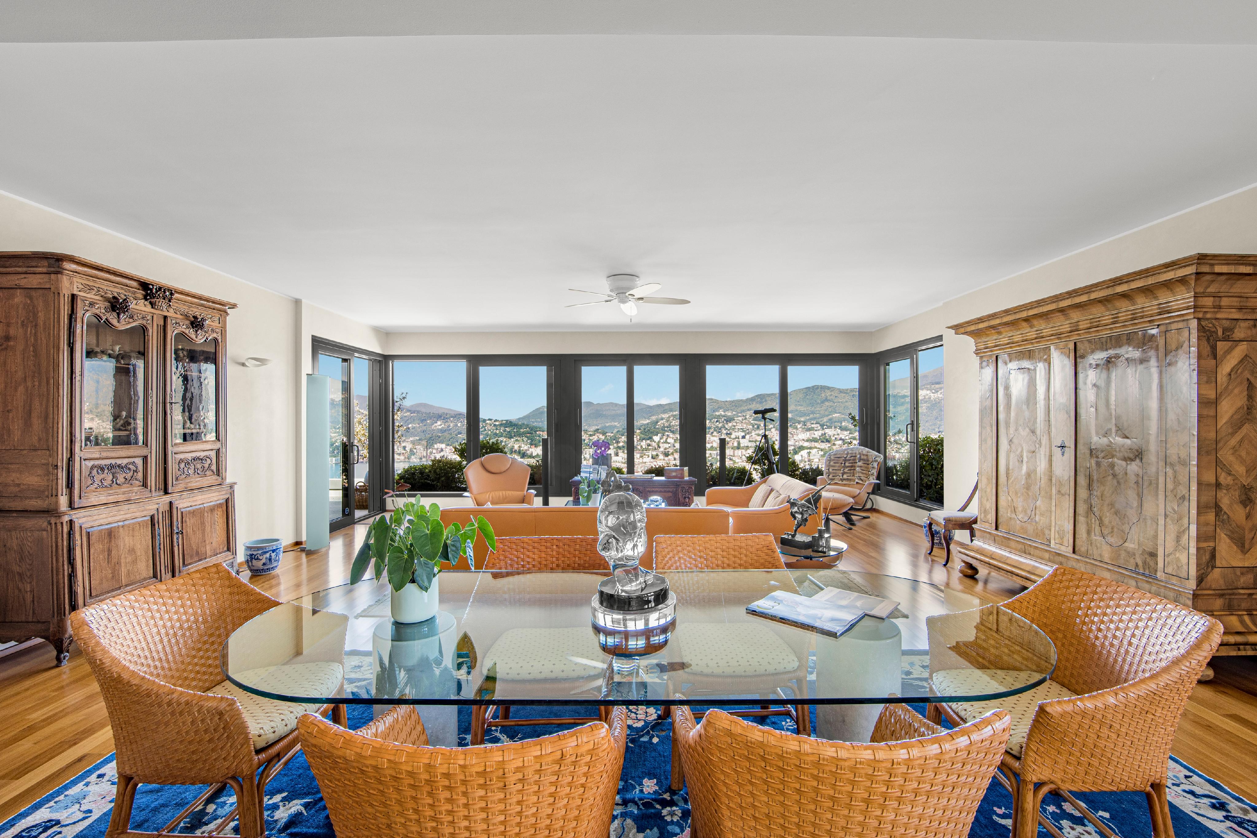 Großzügiges Wohn- und Esszimmer mit Panoramablick
