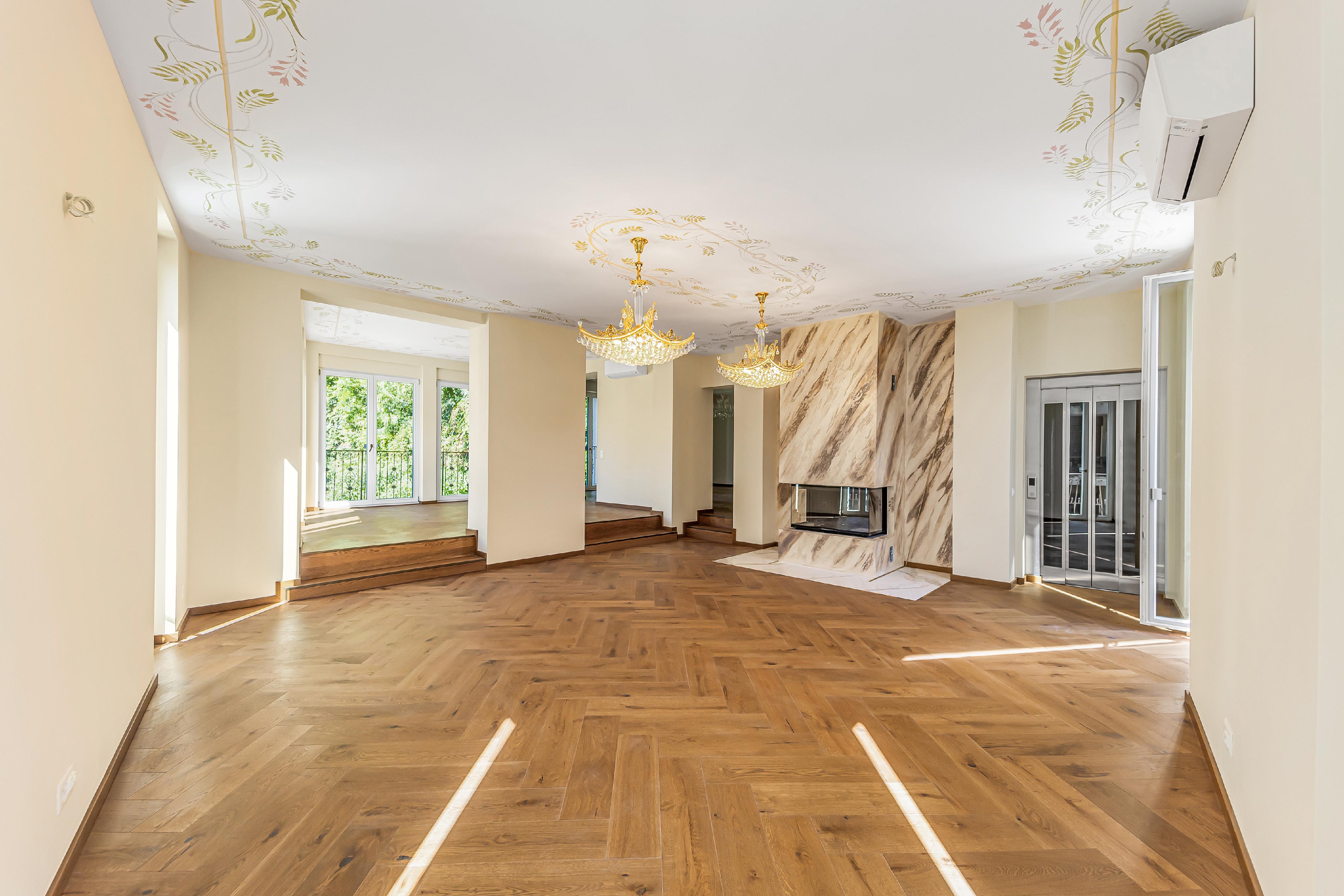 Eleganter leerer Wohnraum mit Kamin und Eichenparkett