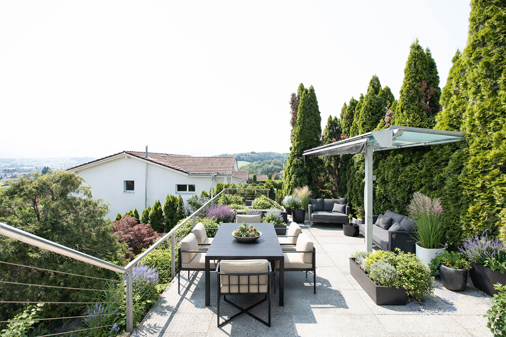 Terrasse mit Lounge- und Essbereich