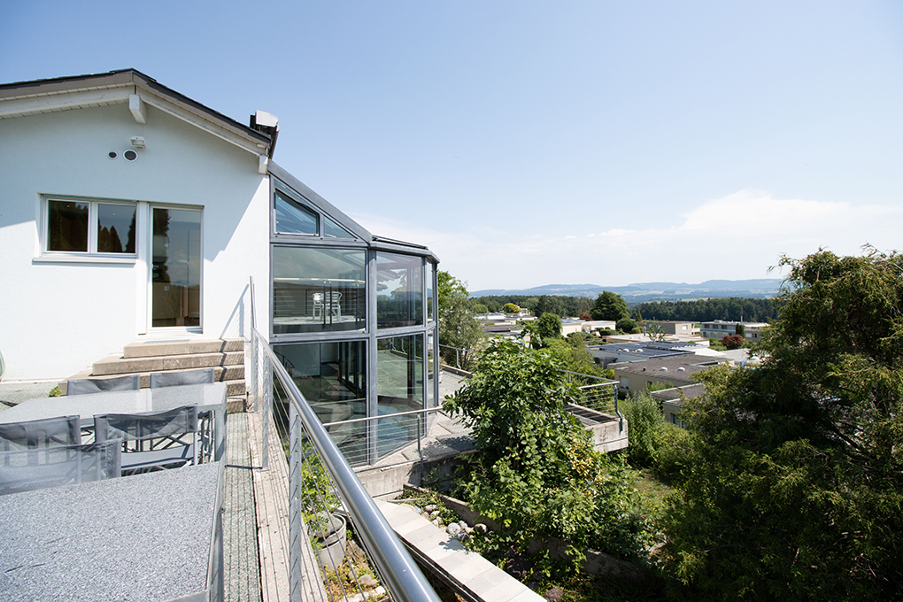 Außenansicht mit Balkon, Wintergarten und Fernblick