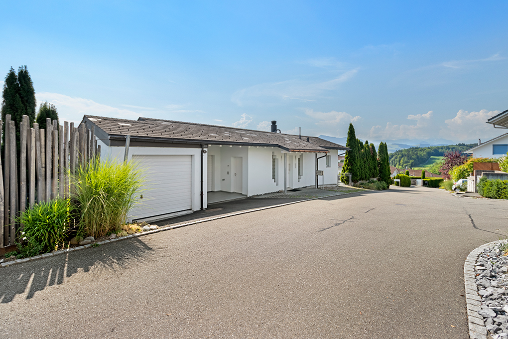Modernes Einfamilienhaus mit Garage und Fernblick