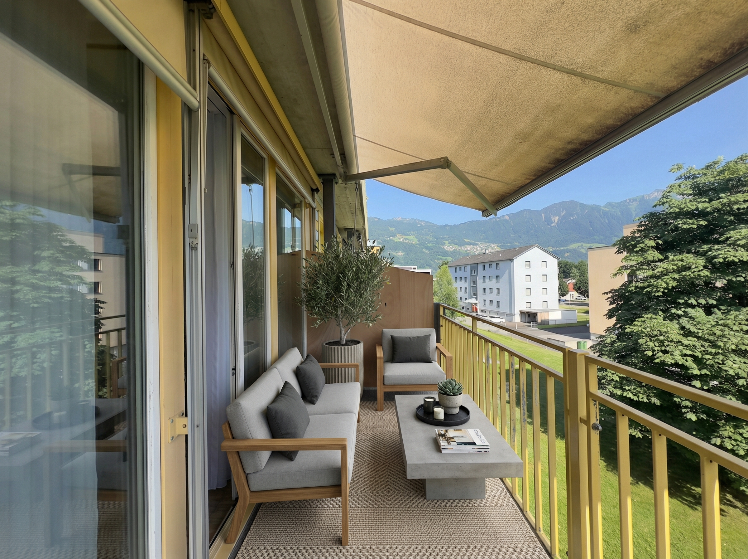 Balkon mit Sitzgruppe und Bergblick