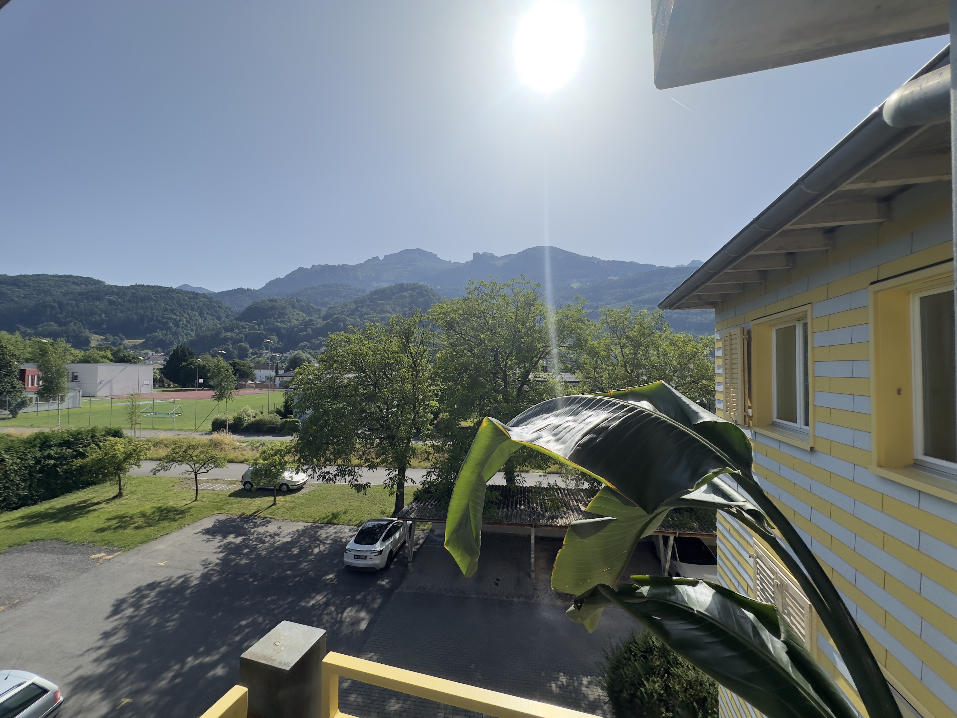 Balkon- bzw. Außenblick mit Bergen