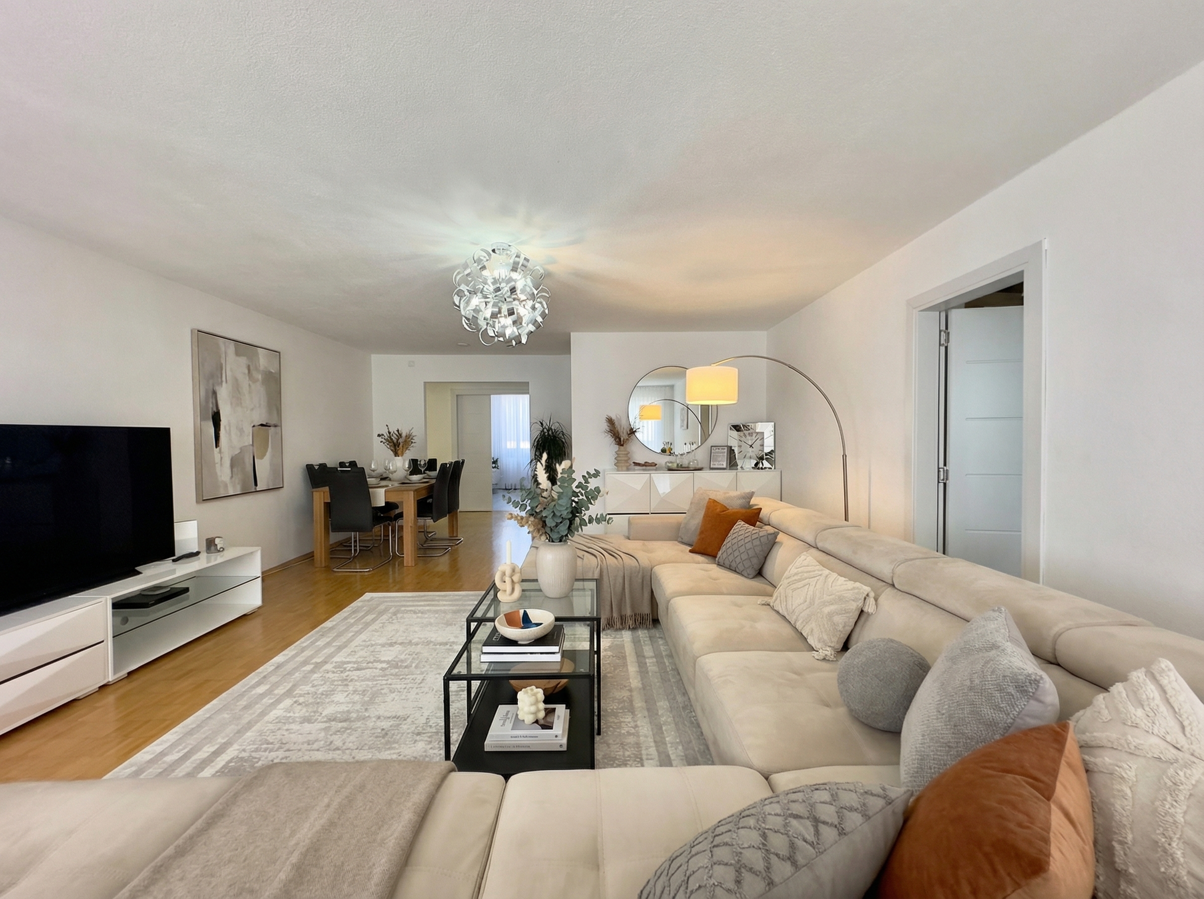 Helles, modern möbliertes Wohnzimmer mit Essbereich
