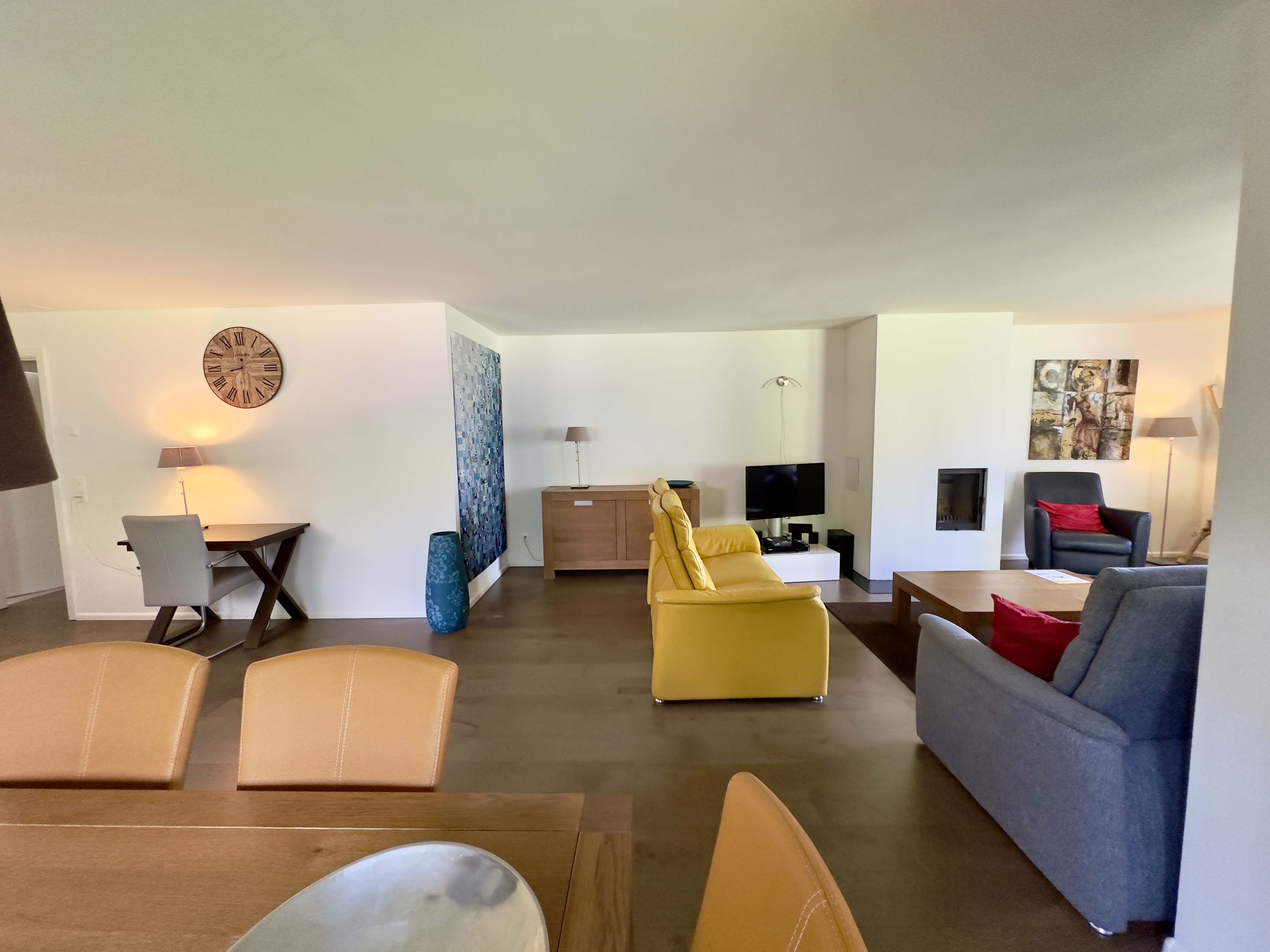 Großzügiges Wohnzimmer mit Essbereich