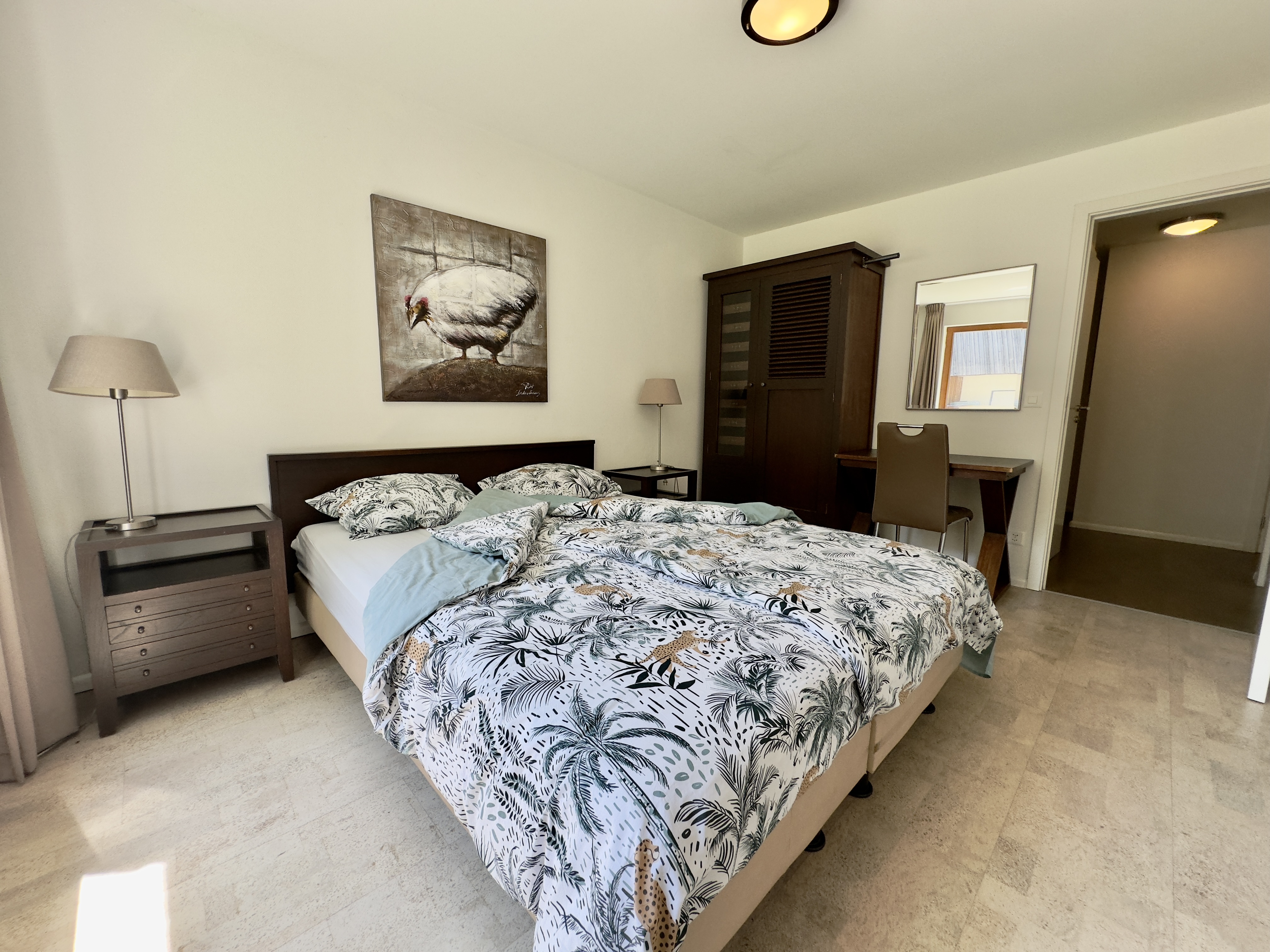 Schlafzimmer mit Doppelbett und Möblierung