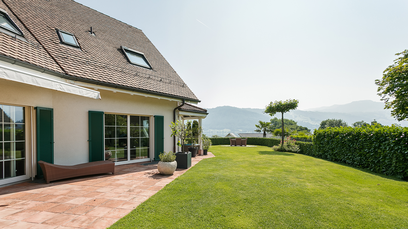 Haus mit großem Garten und Bergblick