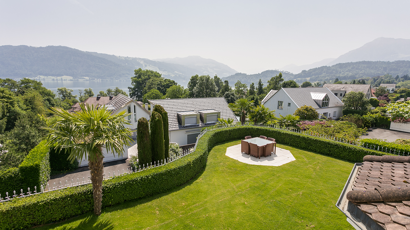 Garten mit Seeblick und Bergpanorama