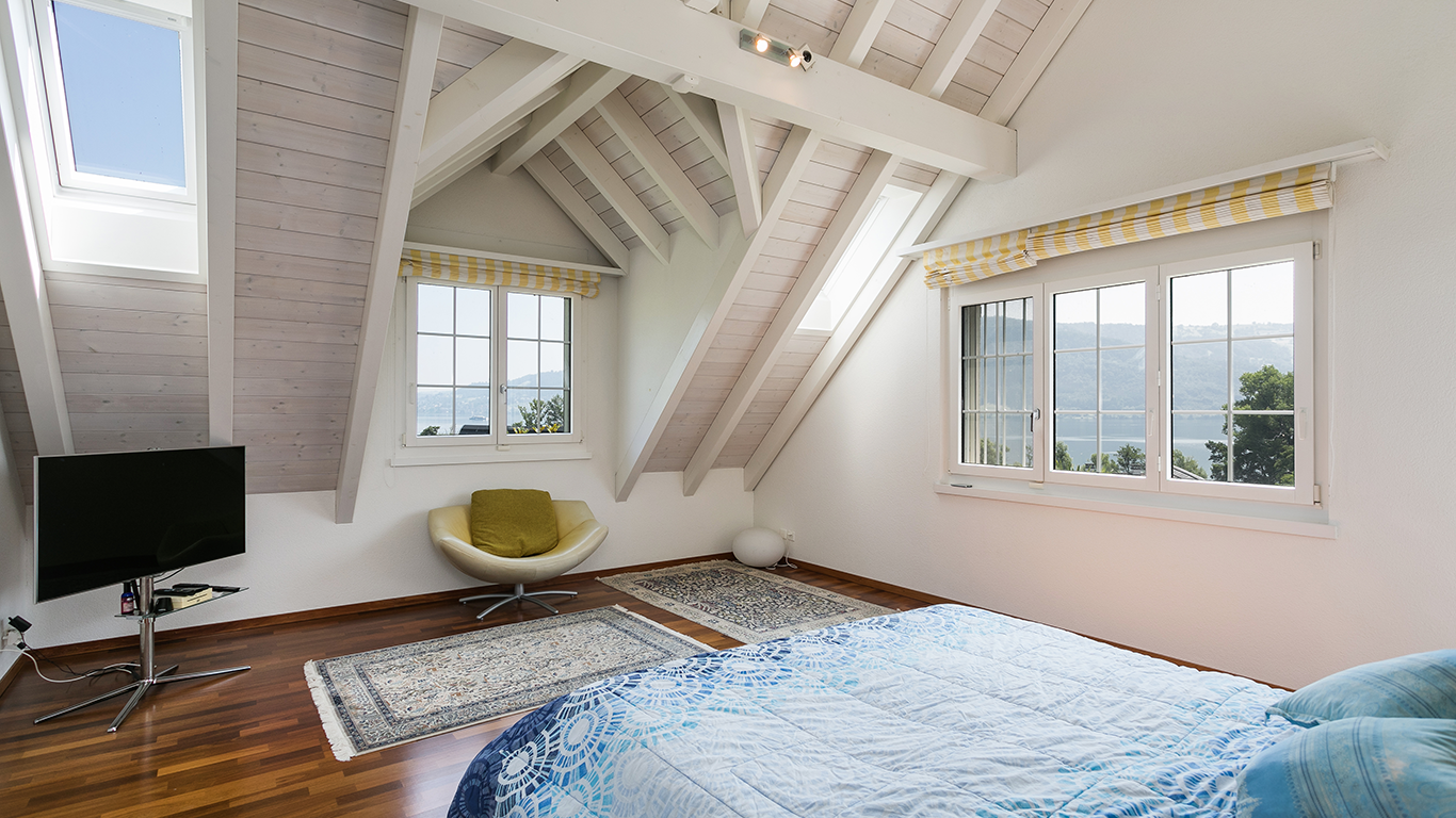 Dachgeschoss-Schlafzimmer mit Seeblick