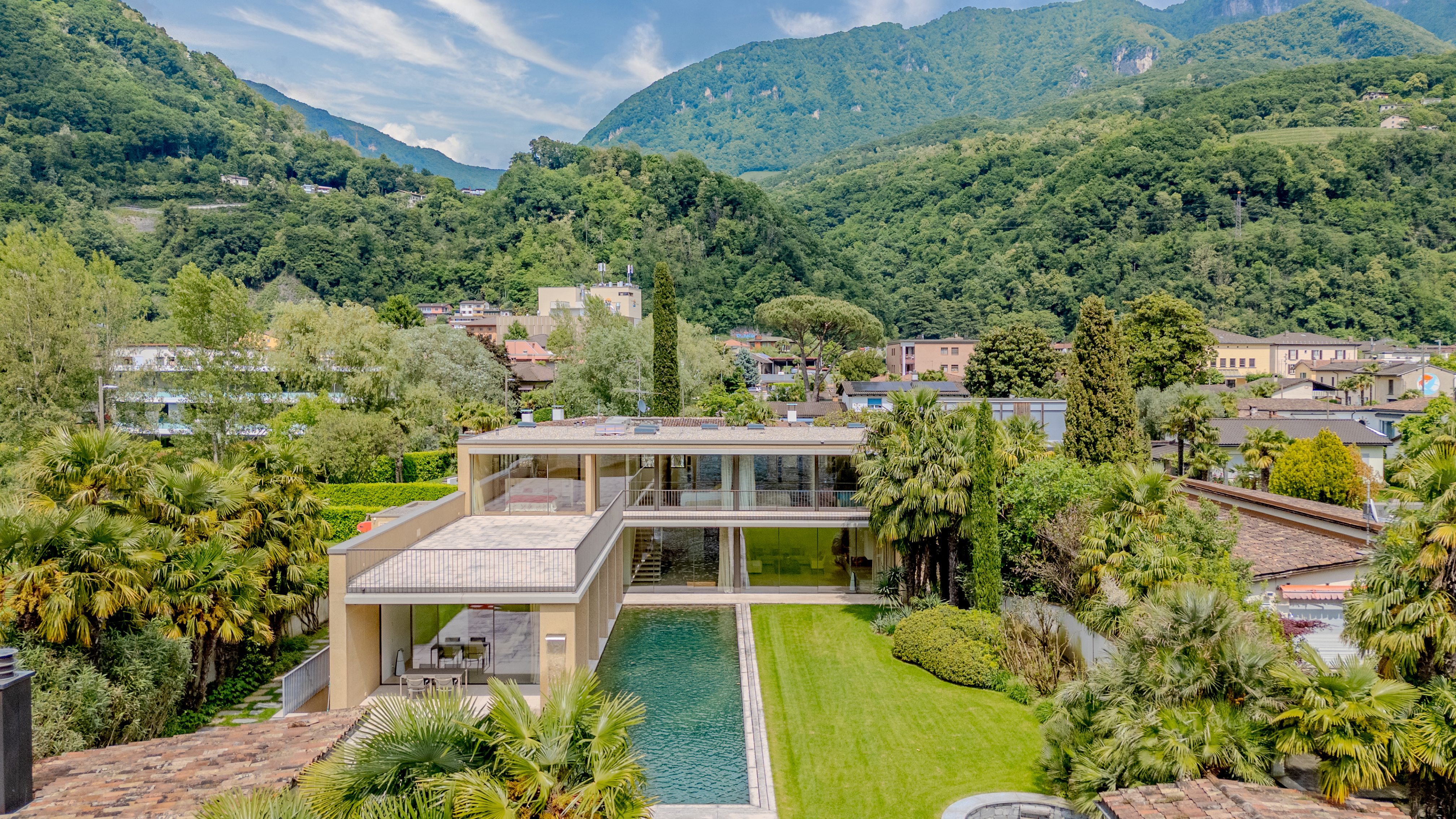 Luxusvilla mit Pool und Bergblick