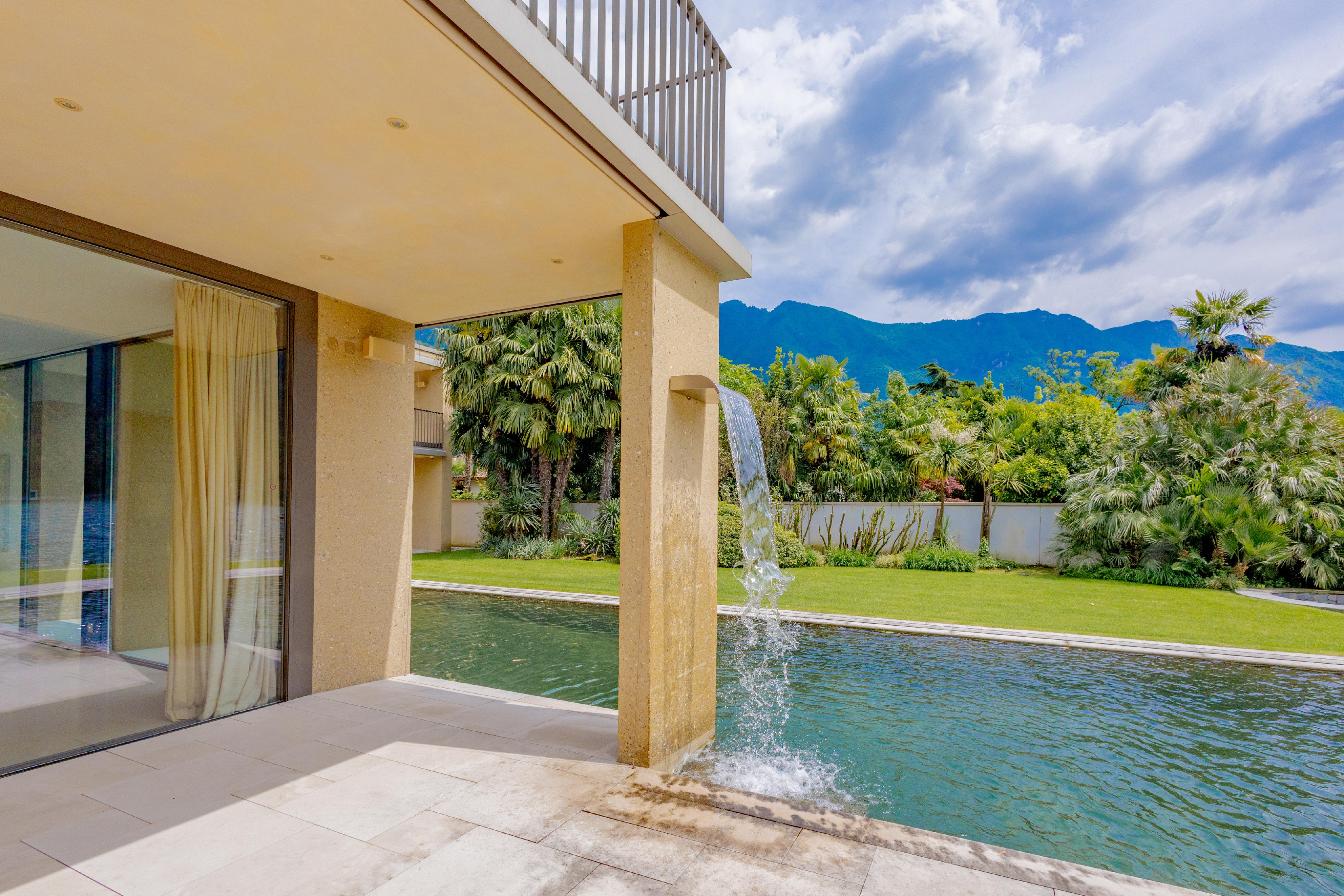 Terrasse mit Pool und Bergblick