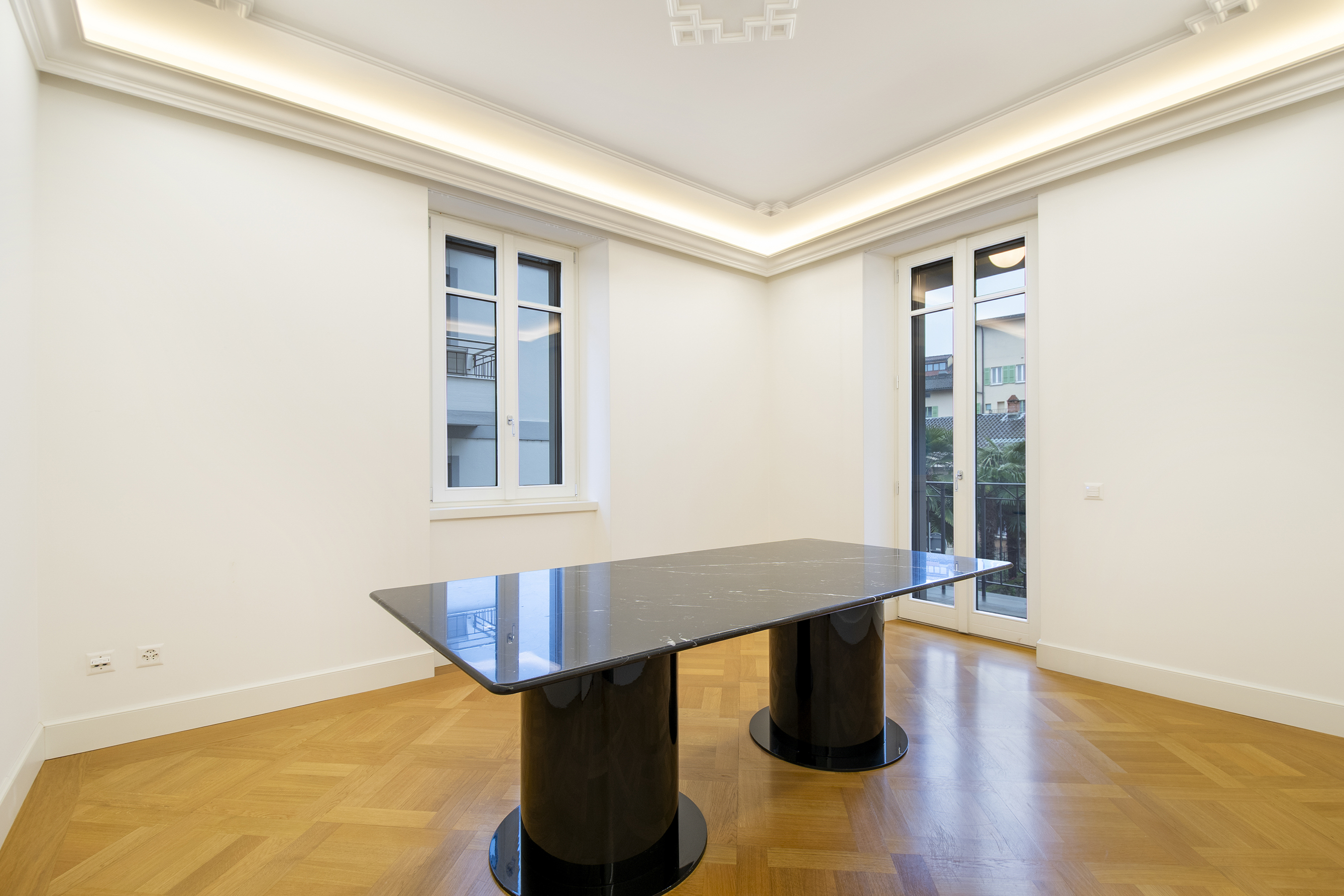Elegantes Esszimmer mit Marmortisch