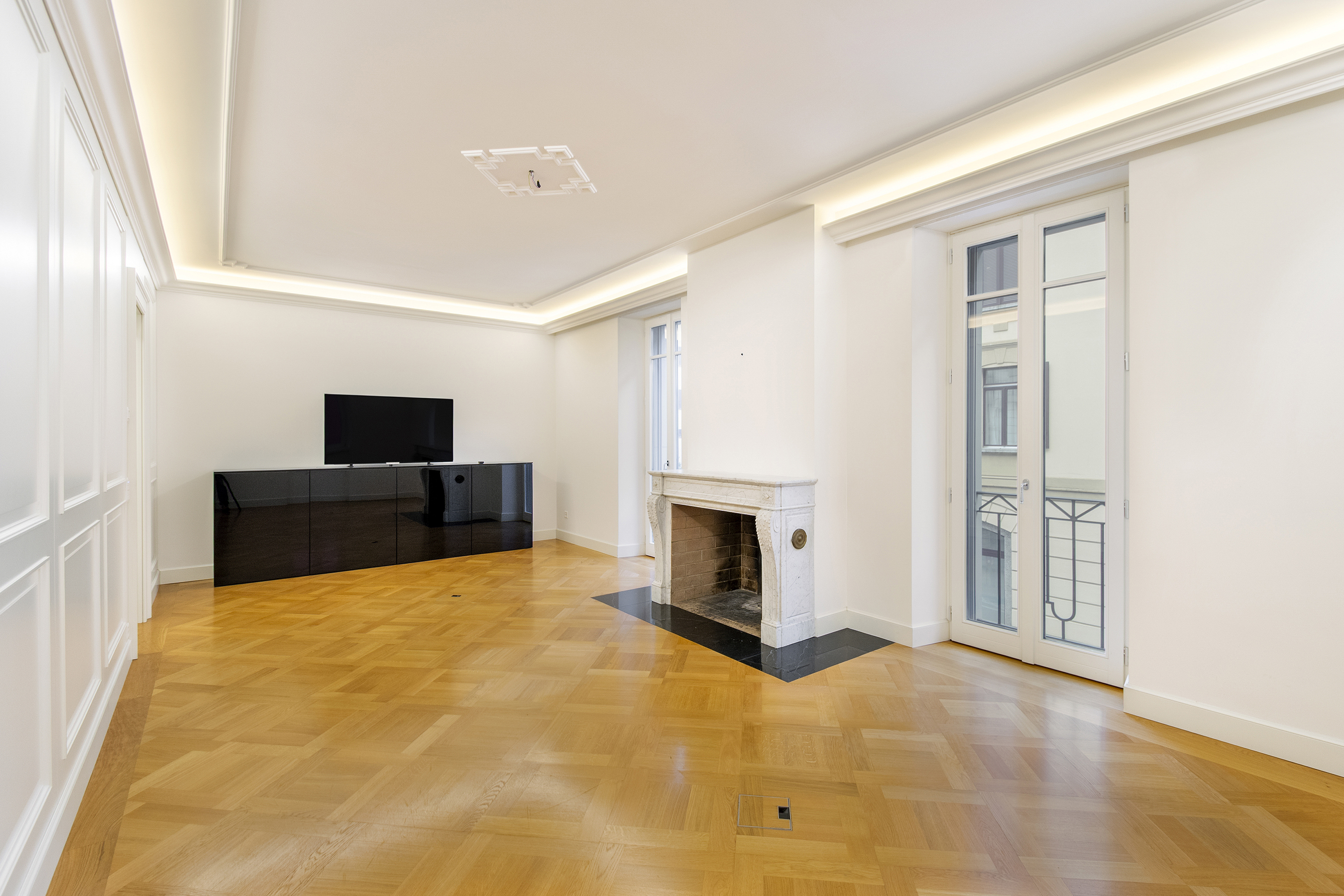 Heller Wohnraum mit Kamin und Parkett