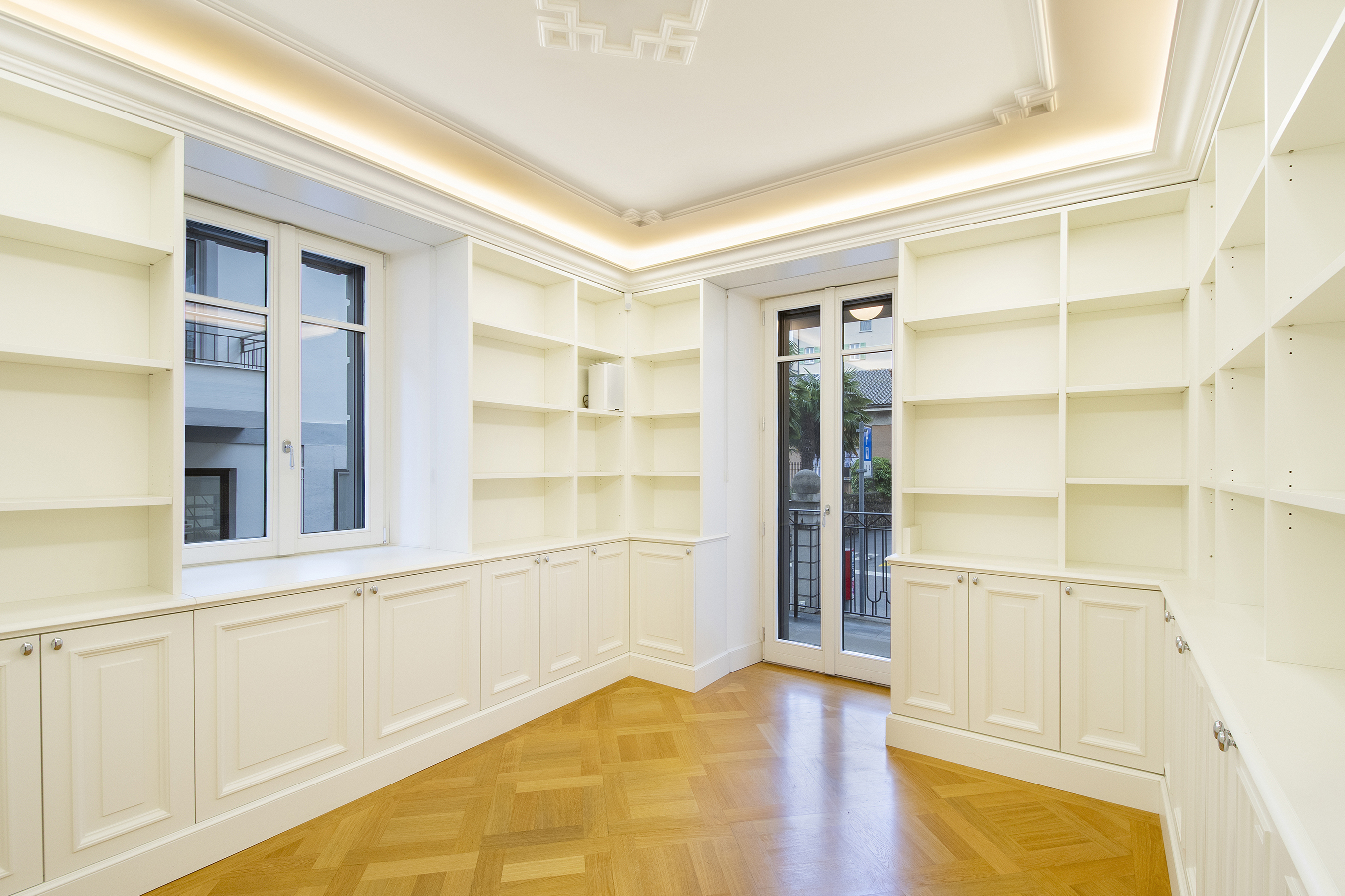 Begehbarer Kleiderschrank mit Einbauschränken