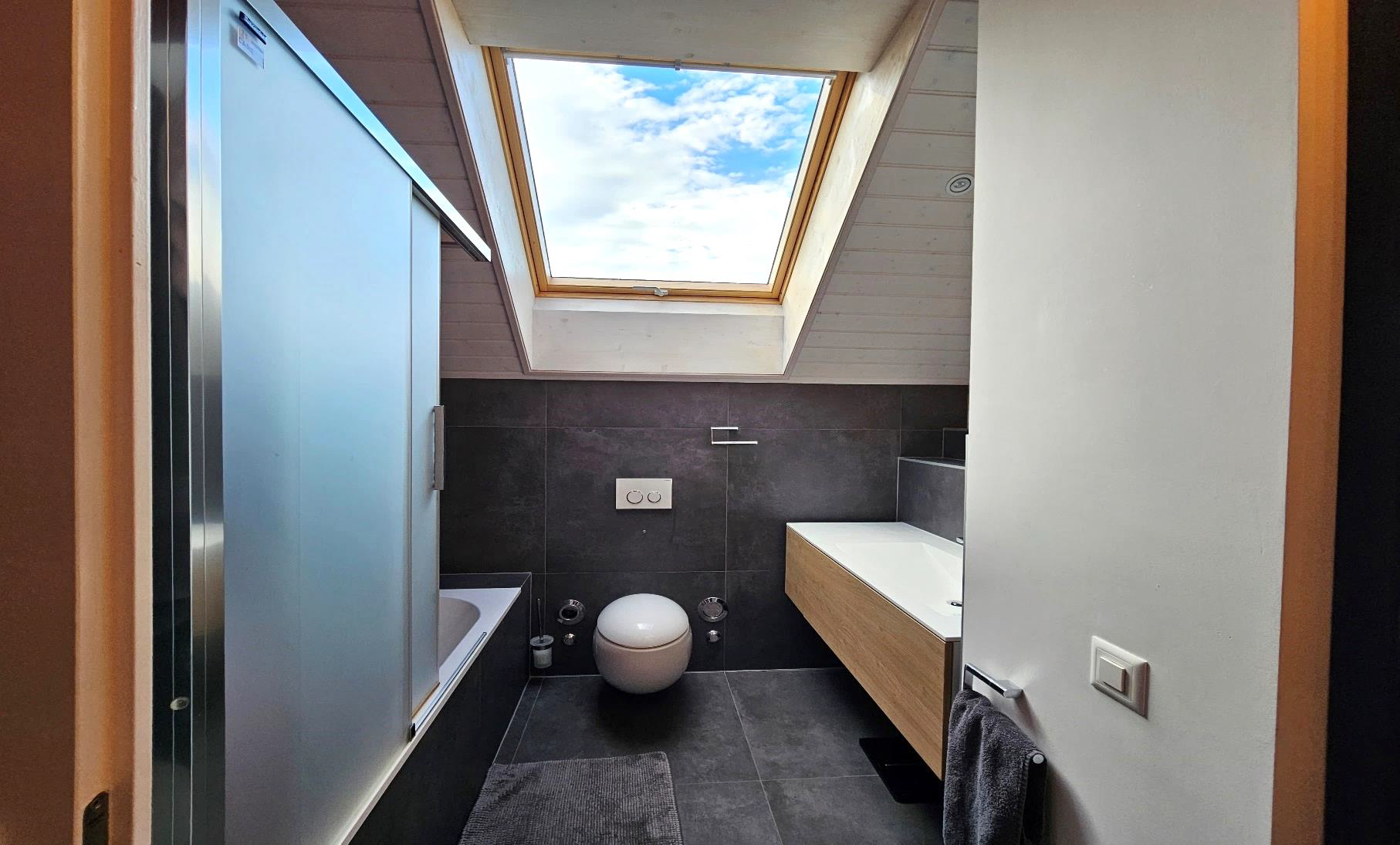 Modernes Badezimmer mit Dachfenster
