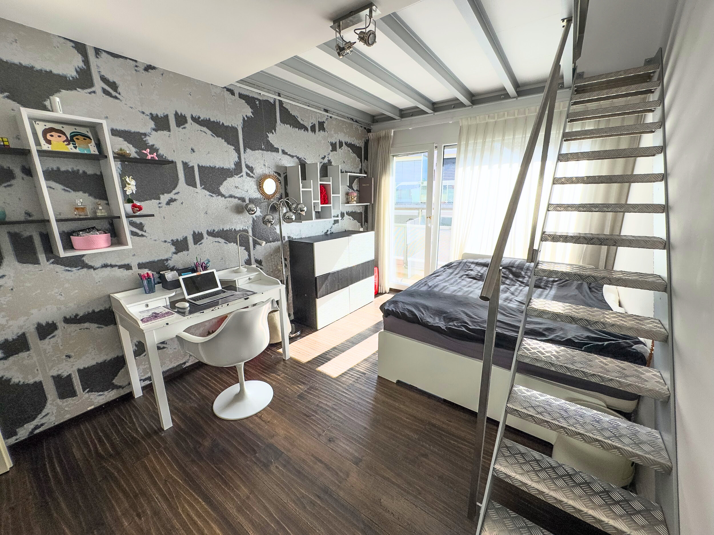 Modernes Schlafzimmer mit Arbeitsbereich und Galerie-Treppe