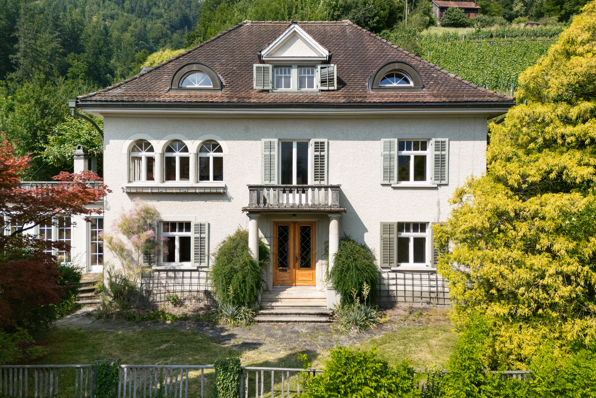 Historische Villa mit Walmdach und Garten