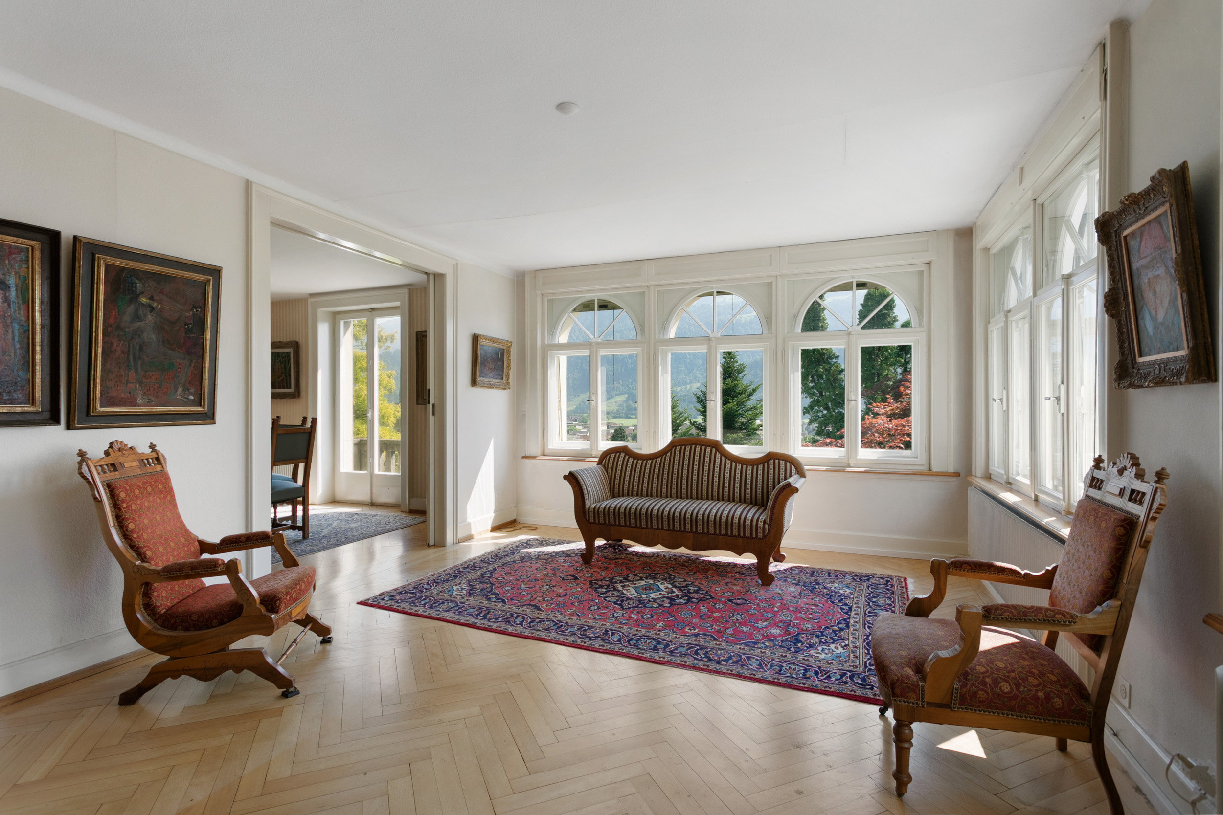 Elegantes Wohnzimmer mit Panoramafenstern