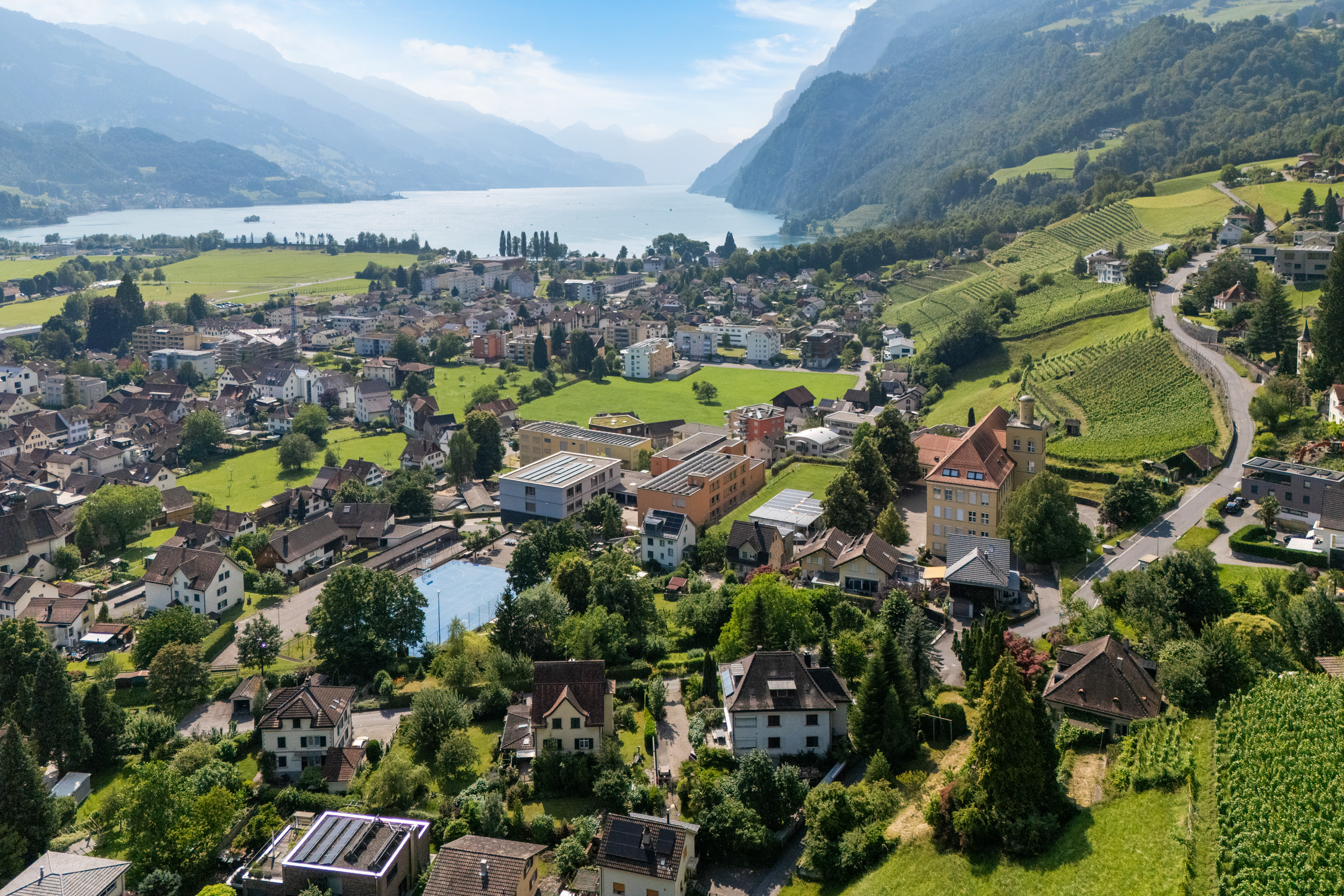 Luftaufnahme einer Seelandschaft mit Siedlung