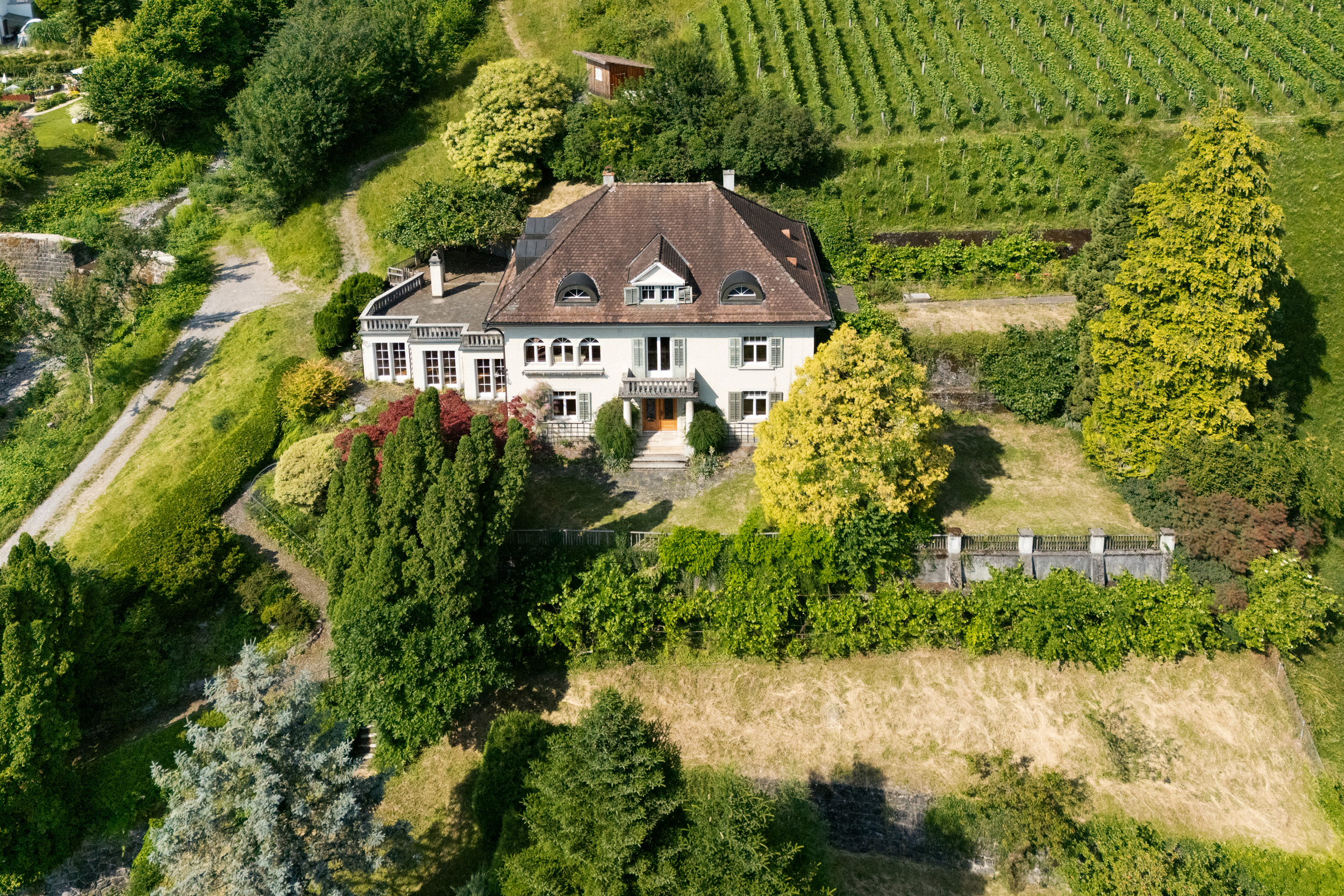 Luftaufnahme eines großzügigen Landhauses mit Garten