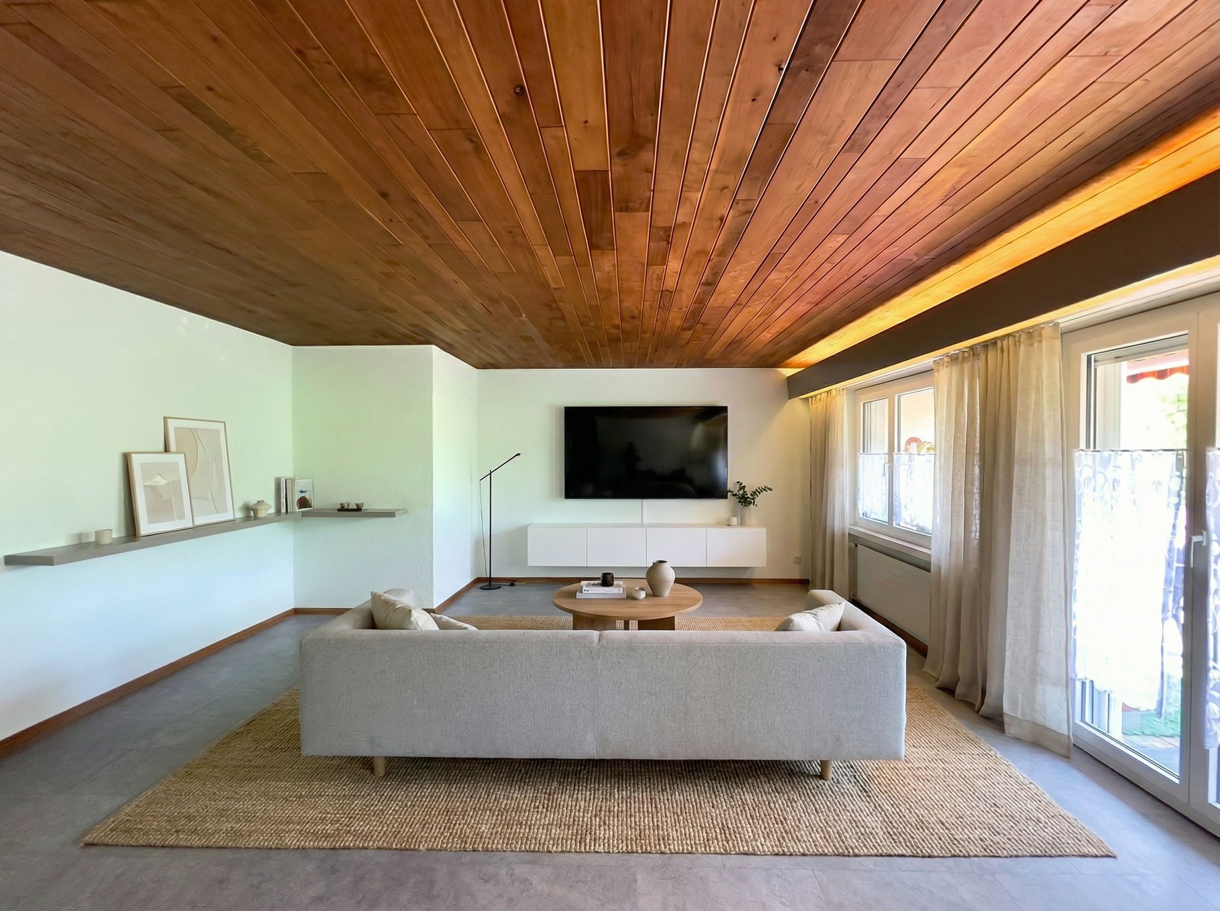 Wohnzimmer mit Holzbalkendecke