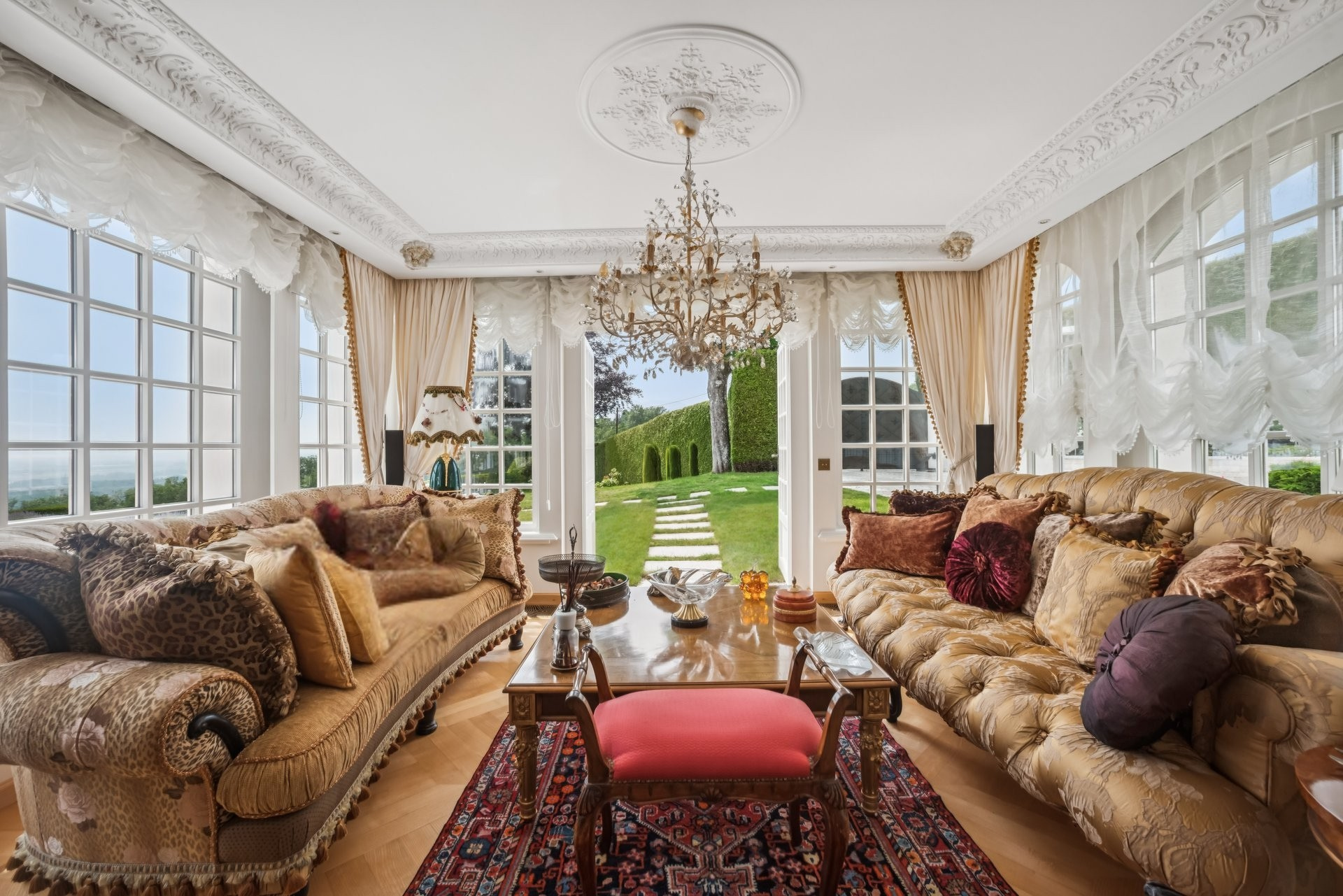 Opulentes Wohnzimmer mit Gartenblick