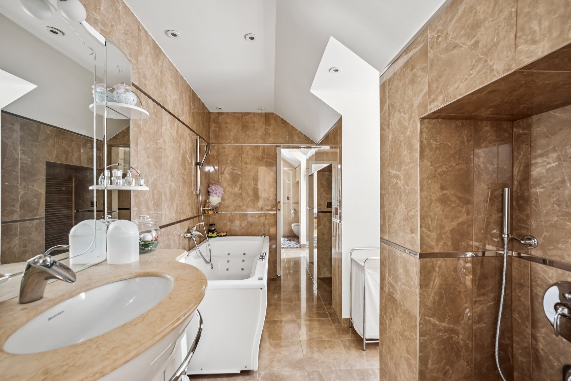 Luxuriöses Badezimmer mit Natursteinoptik