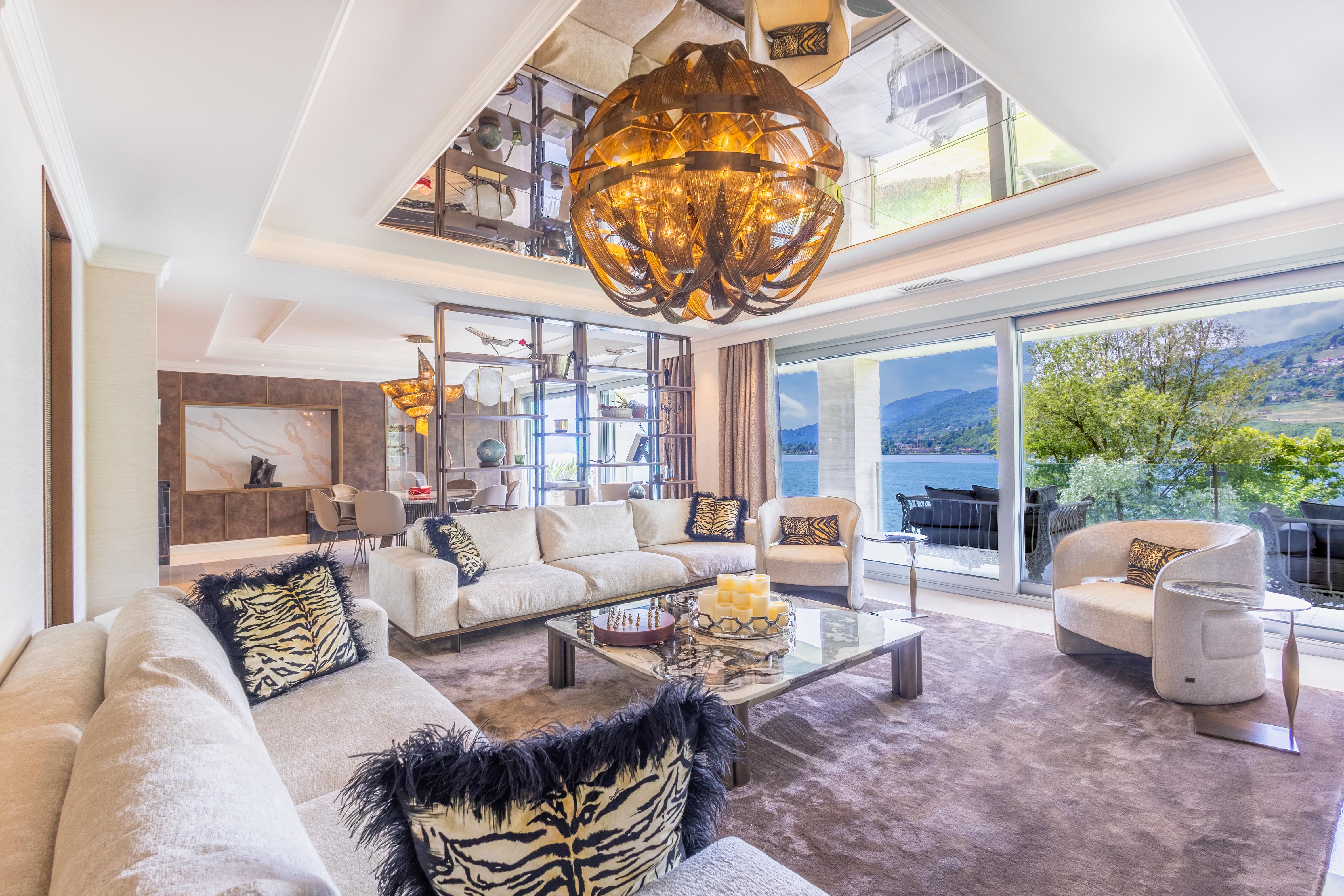 Luxuriöses Wohnzimmer mit Seeblick