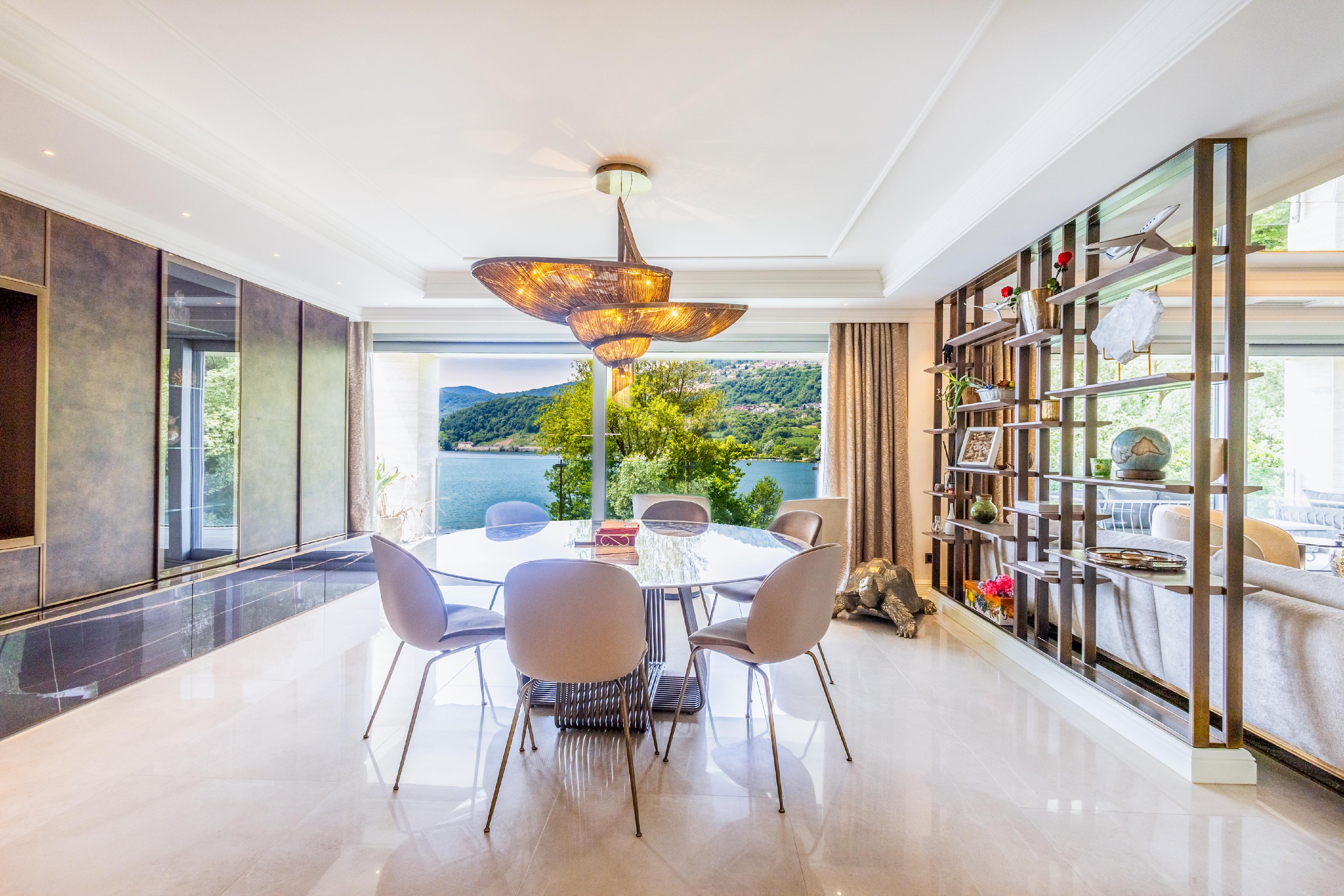 Eleganter Essbereich mit Seeblick