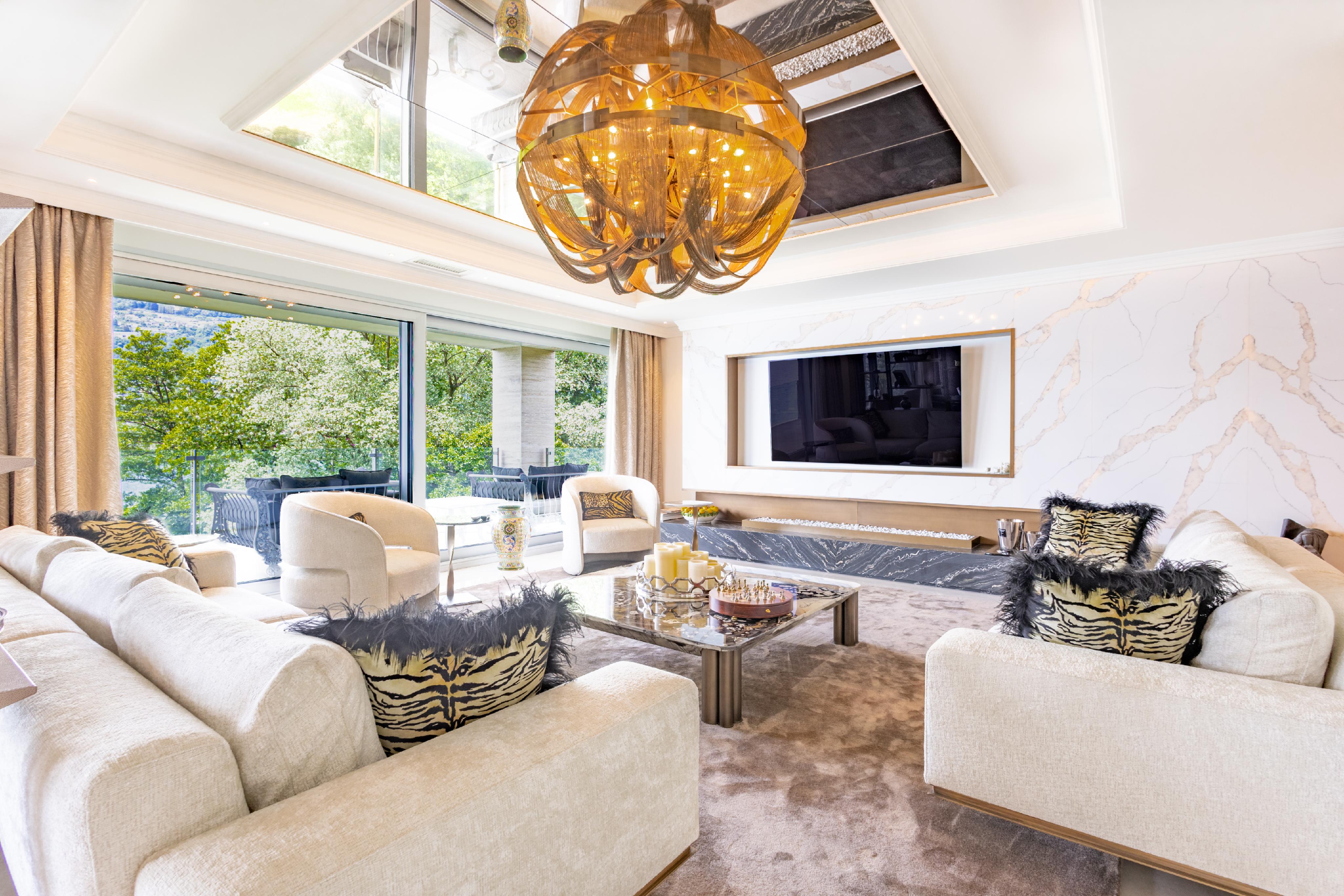 Luxuriöses Wohnzimmer mit doppelter Raumhöhe