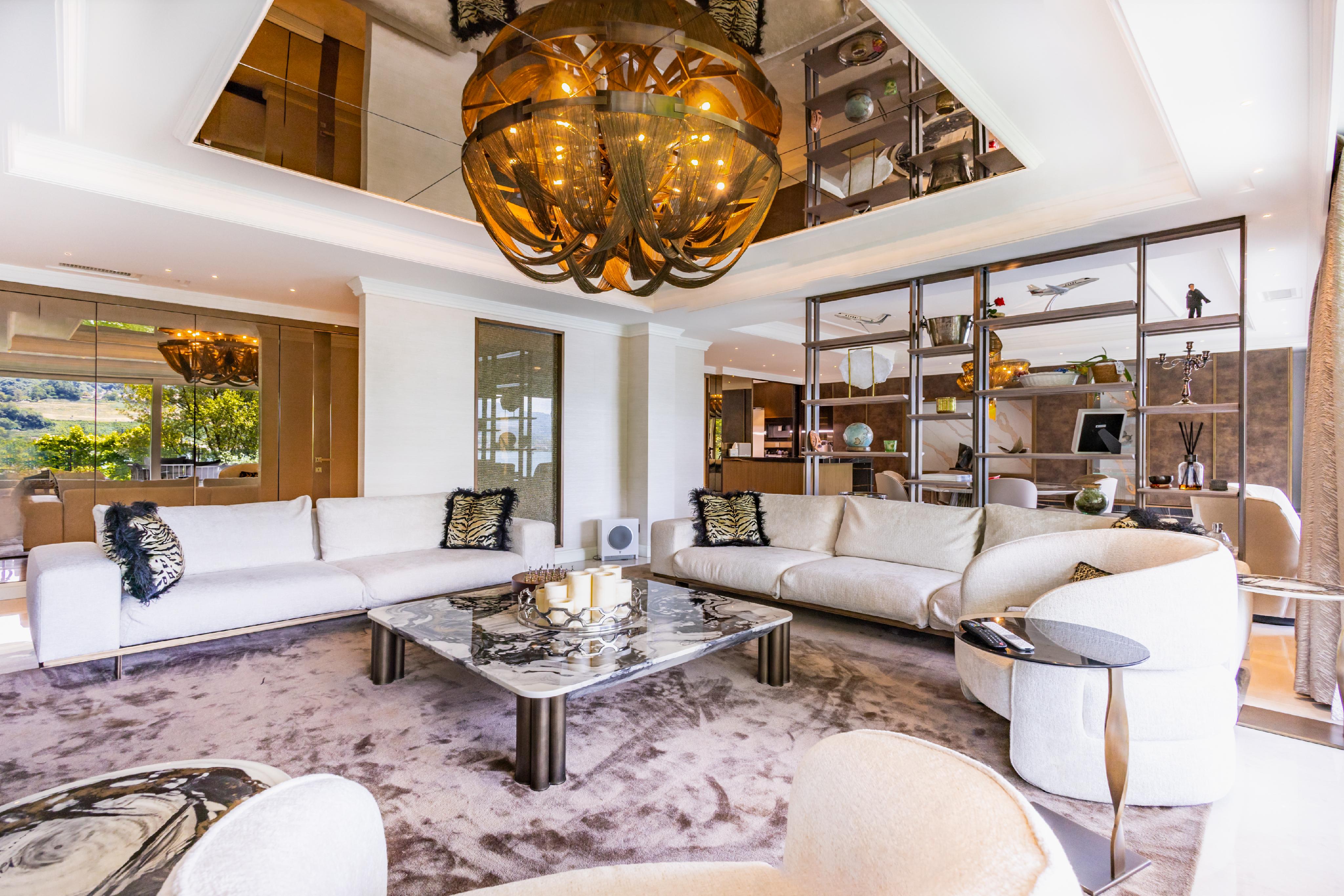 Luxuriöses Wohnzimmer mit Galerie und Designleuchte