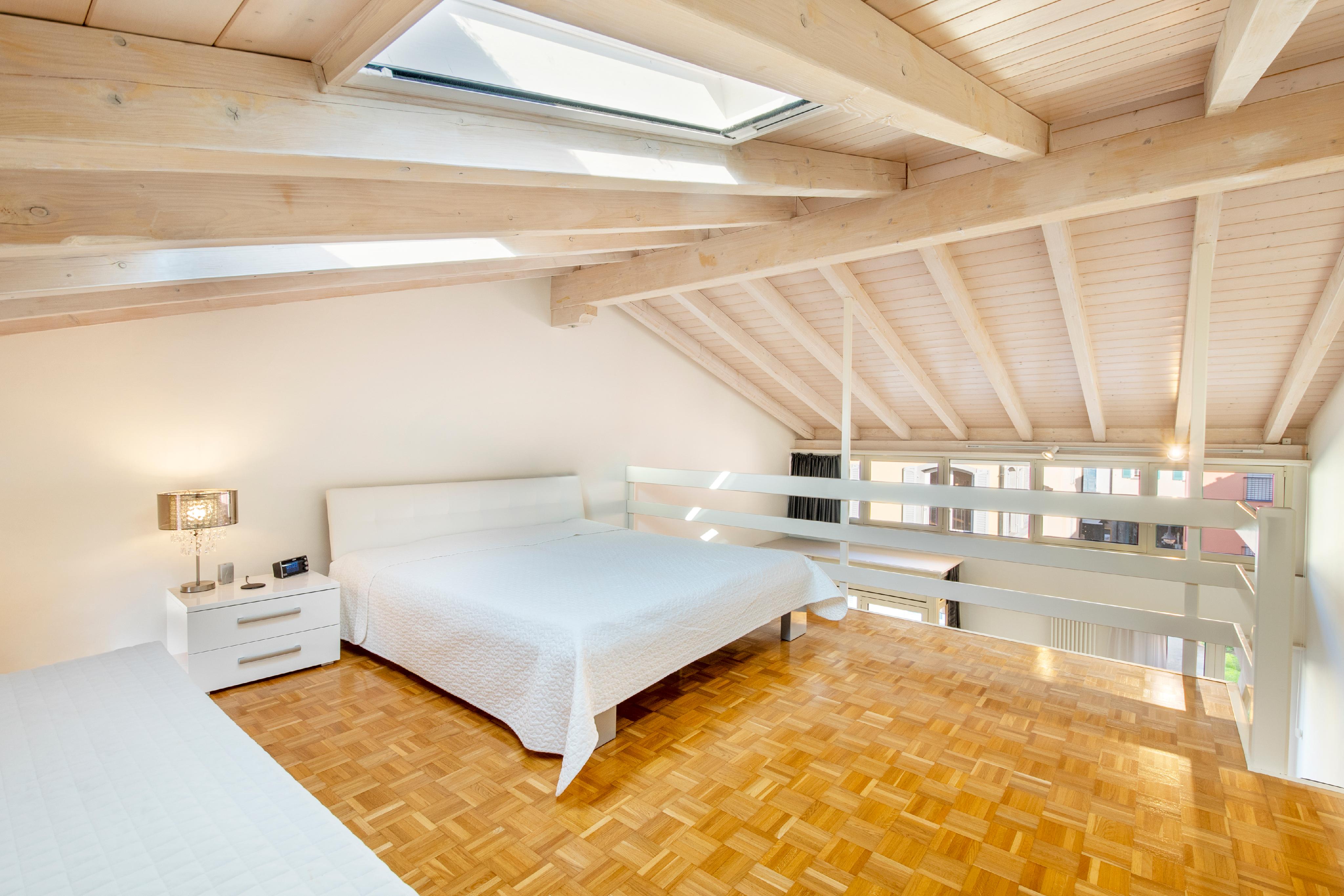 Lichtes Loft-Schlafzimmer mit Dachschrägen