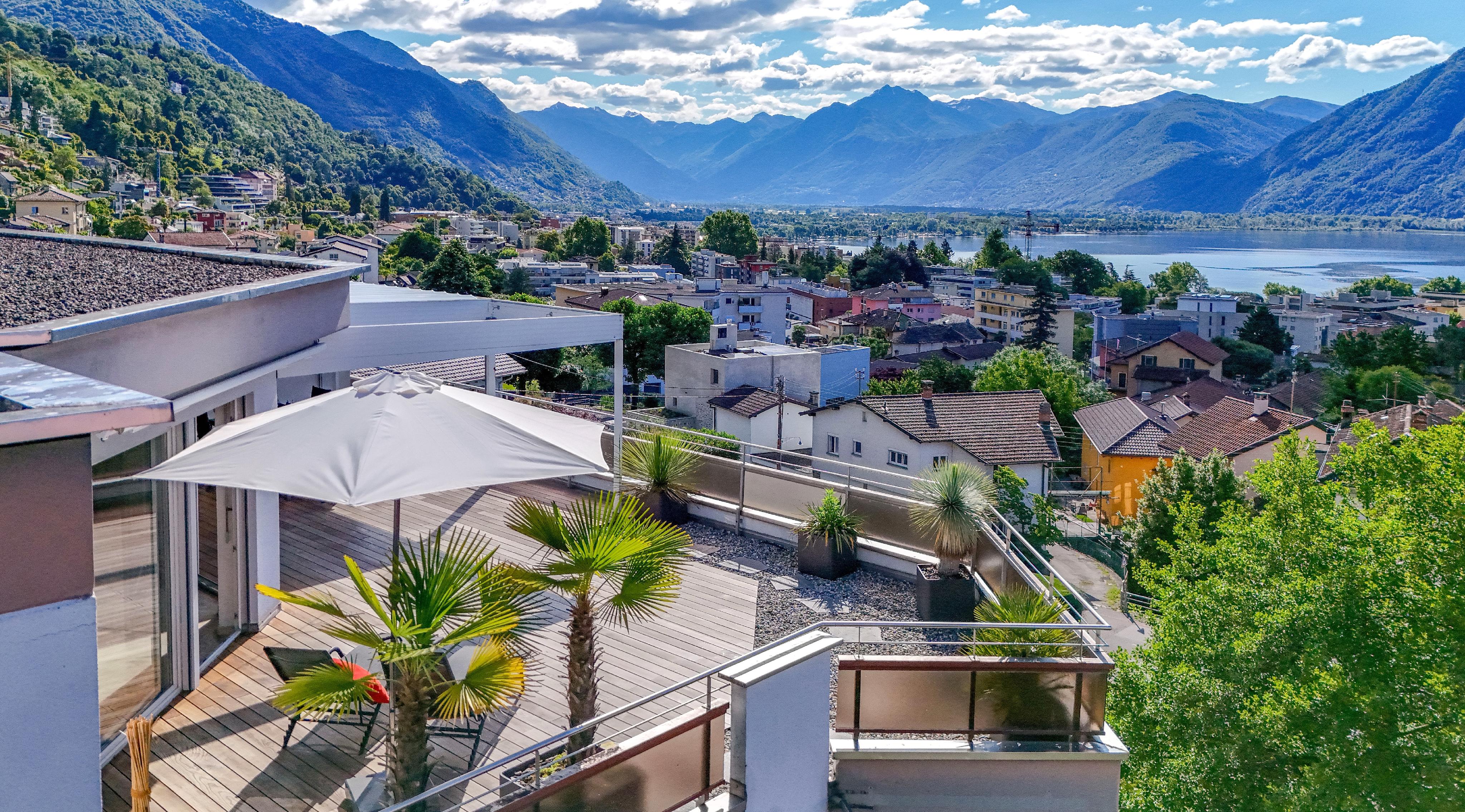 Terrasse mit Berg- und Seeblick