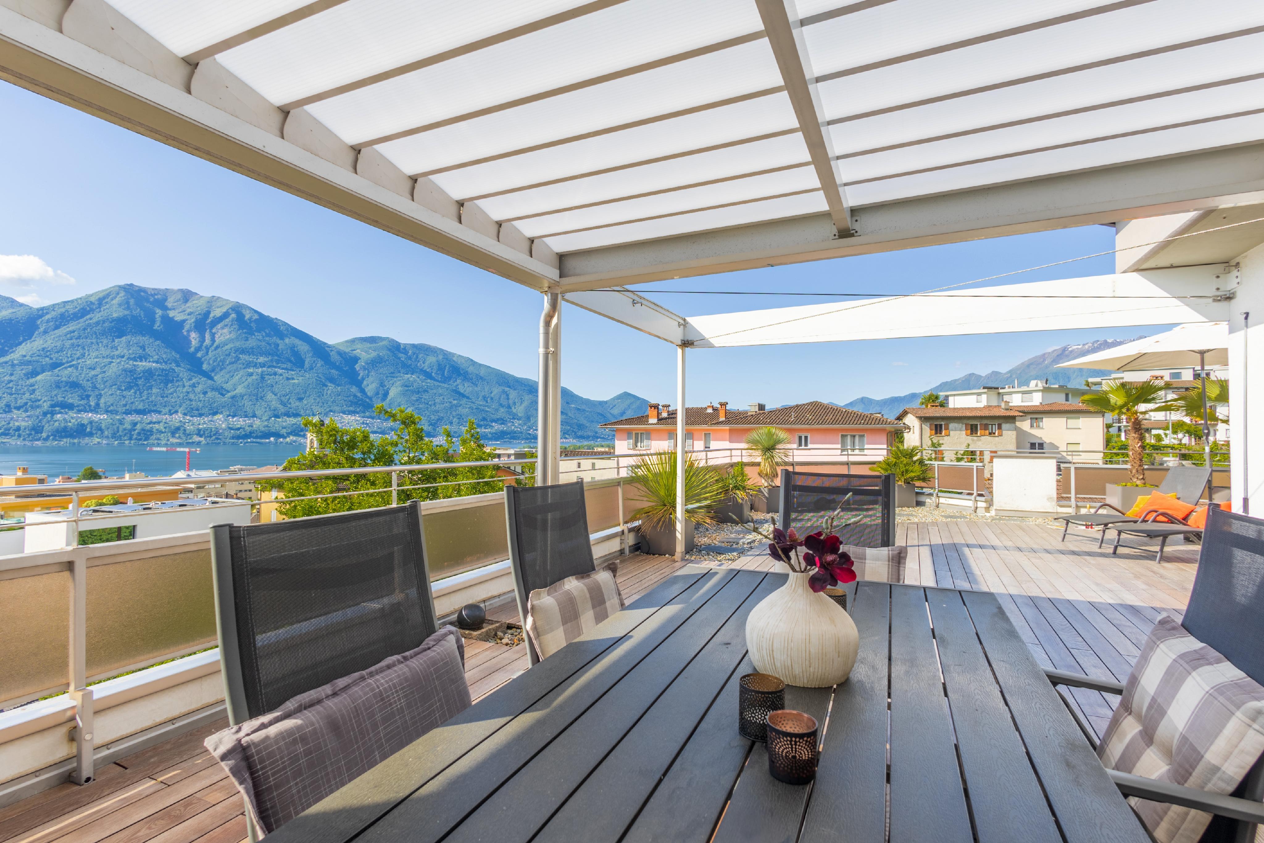 Terrasse mit Seeblick und Bergpanorama