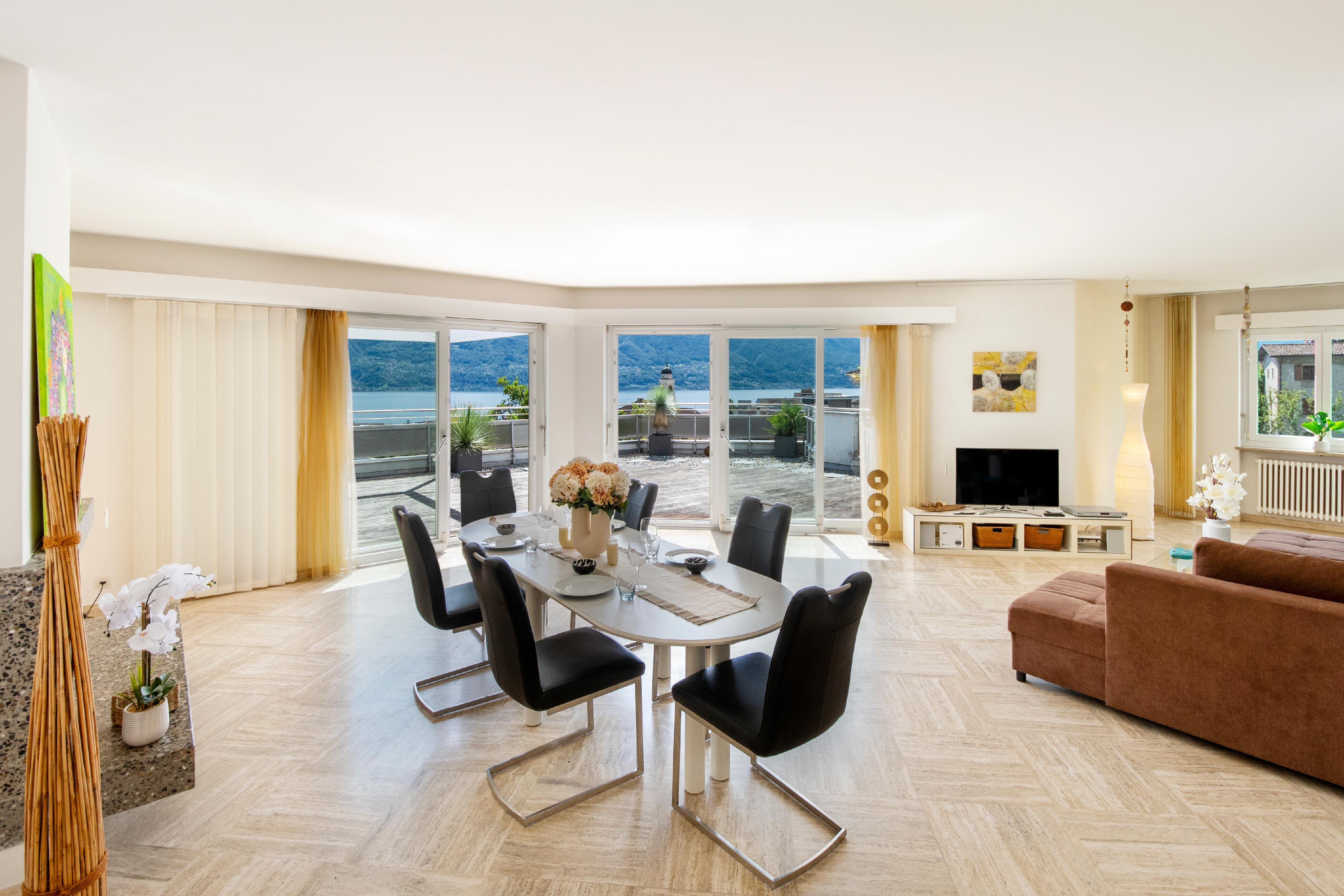 Heller Wohn- und Essbereich mit Seeblick