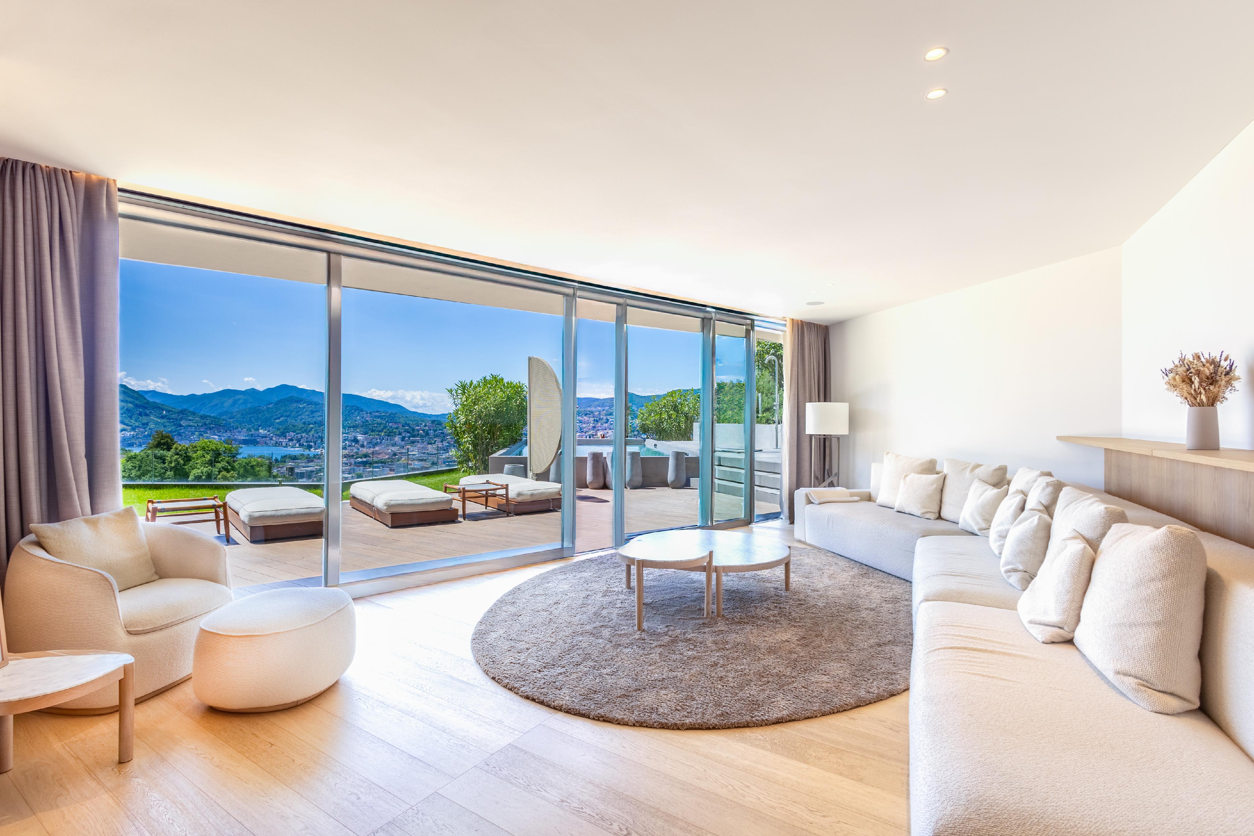 Helles Wohnzimmer mit Panoramablick