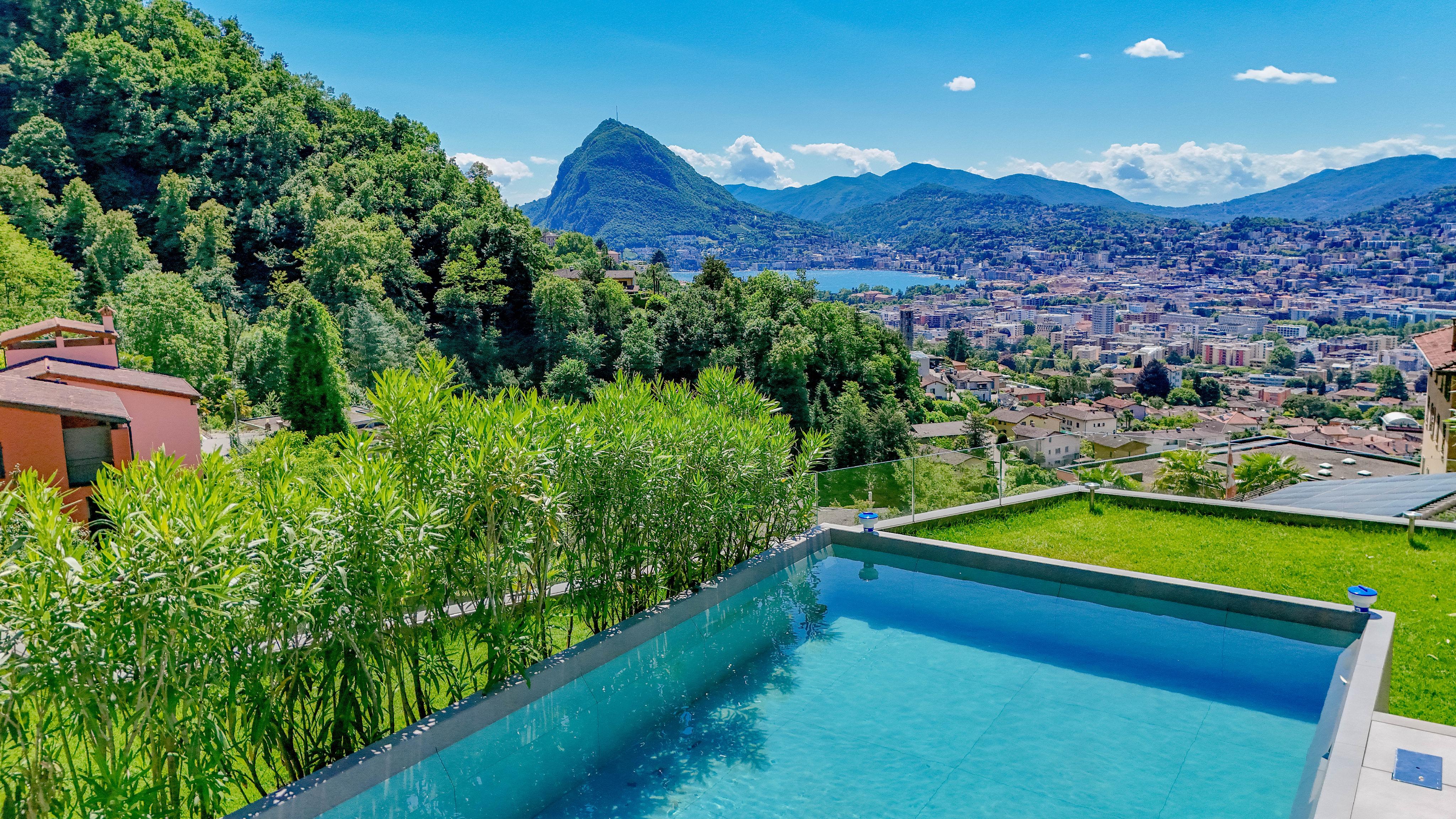 Luxuriöser Außenbereich mit Pool und Bergblick