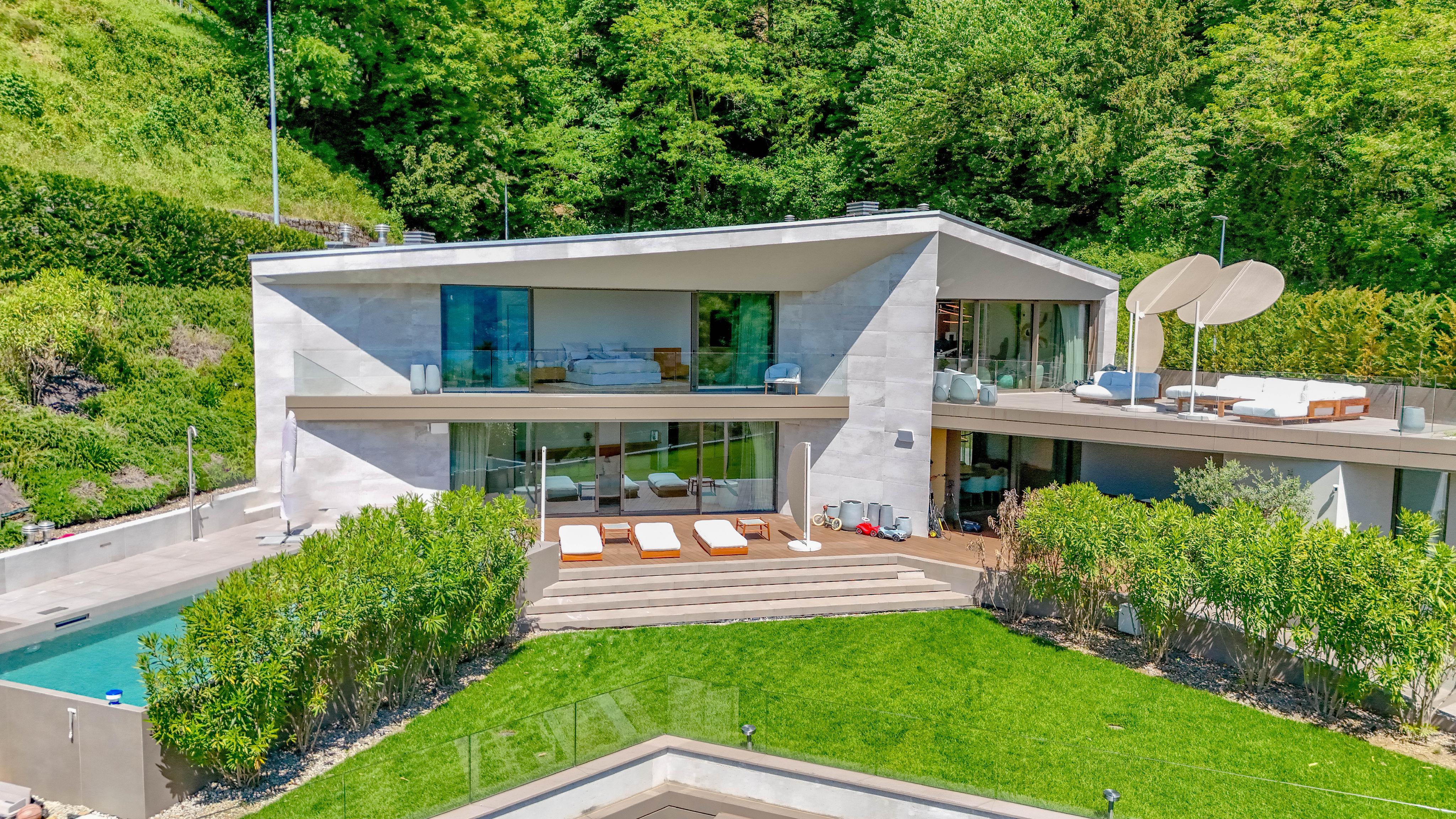 Moderne Villa mit Pool und großer Terrasse