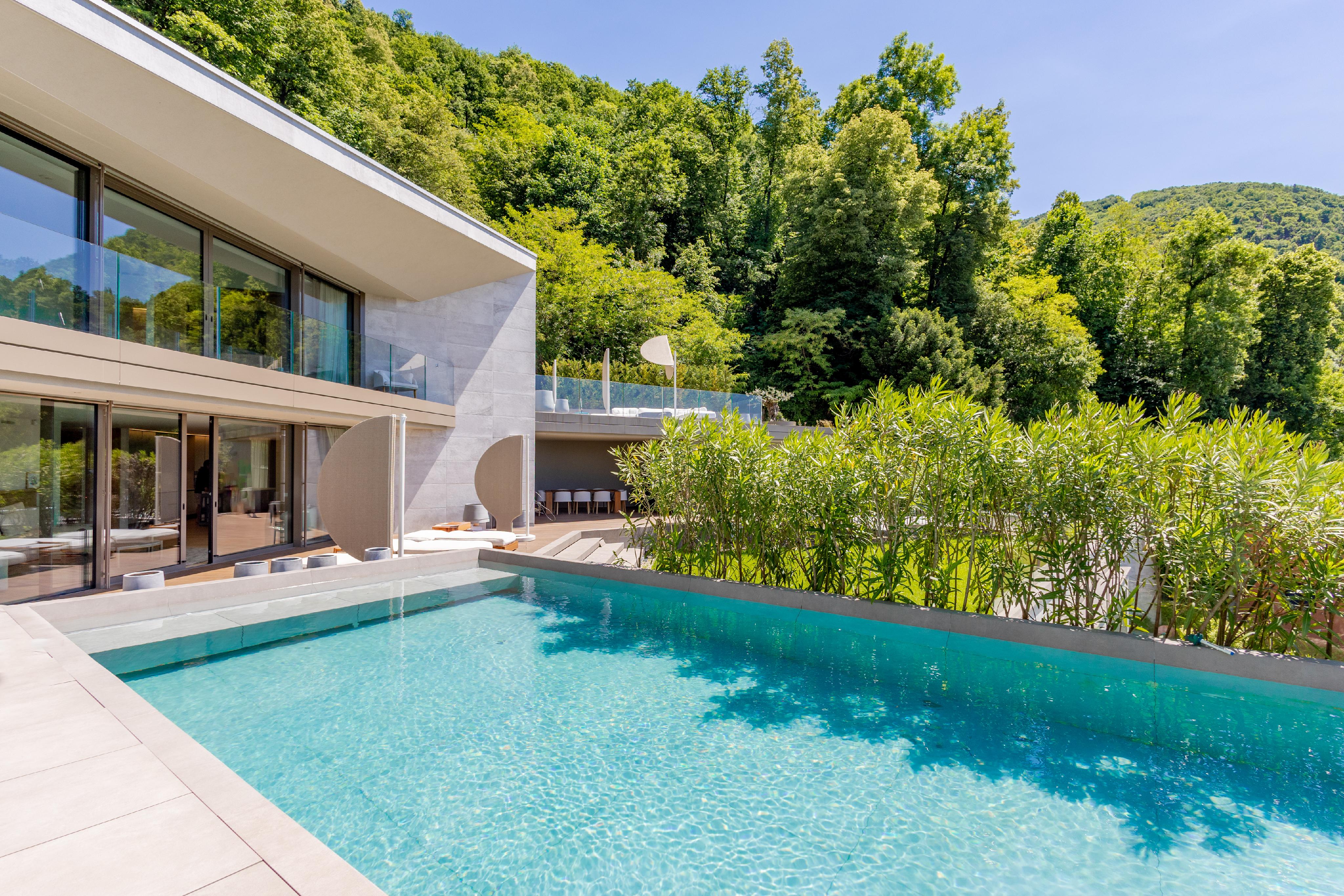 Moderner Außenbereich mit Pool und Bergkulisse
