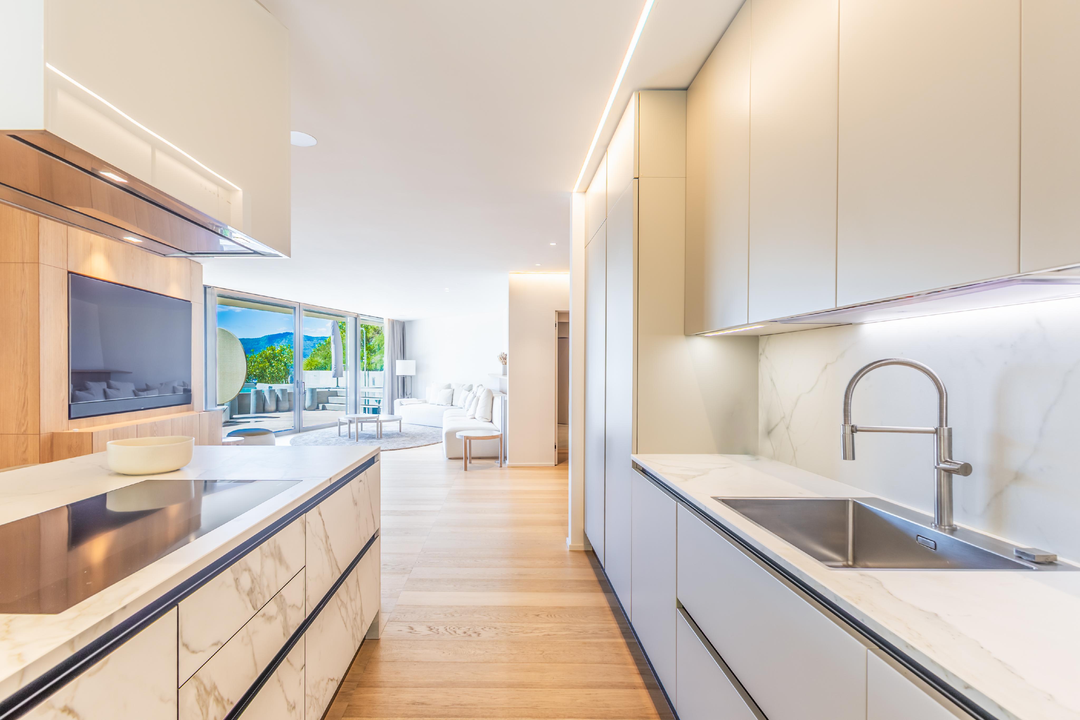 Moderne offene Küche mit Wohnbereich und Blick ins Freie